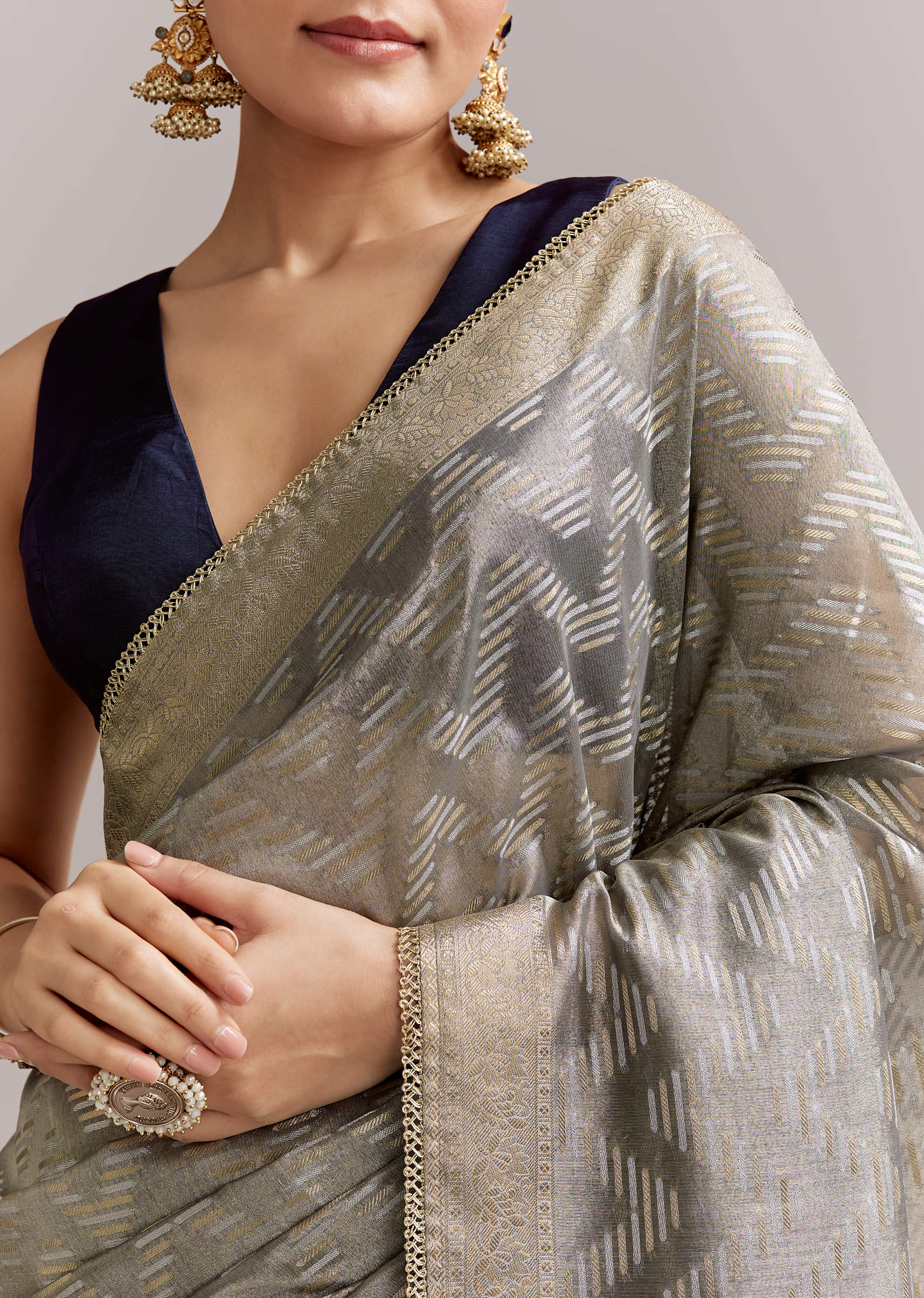 grey-tissue-silk-woven-saree-with-zig-zag-motif-and-zari-border-sg351912-5.jpg