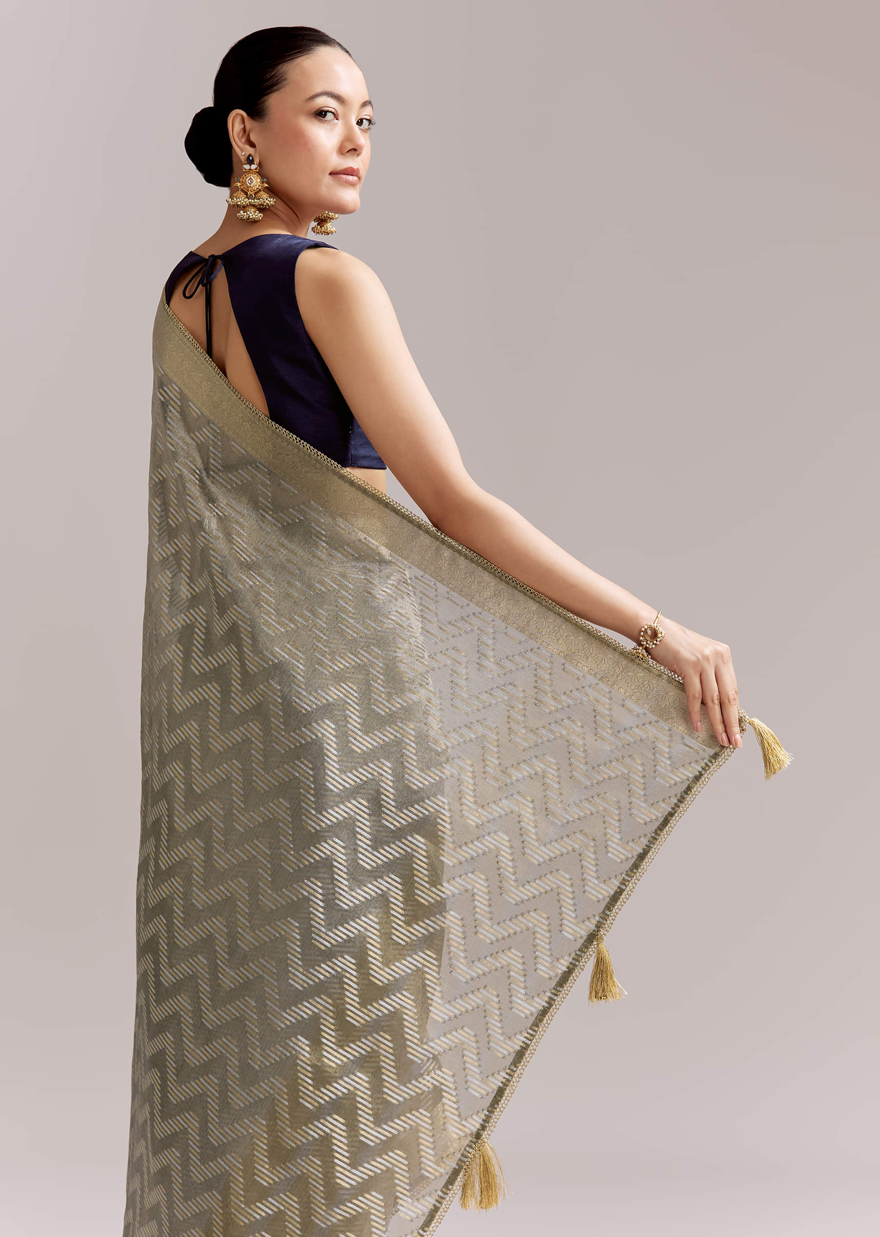 grey-tissue-silk-woven-saree-with-zig-zag-motif-and-zari-border-sg351912-6.jpg