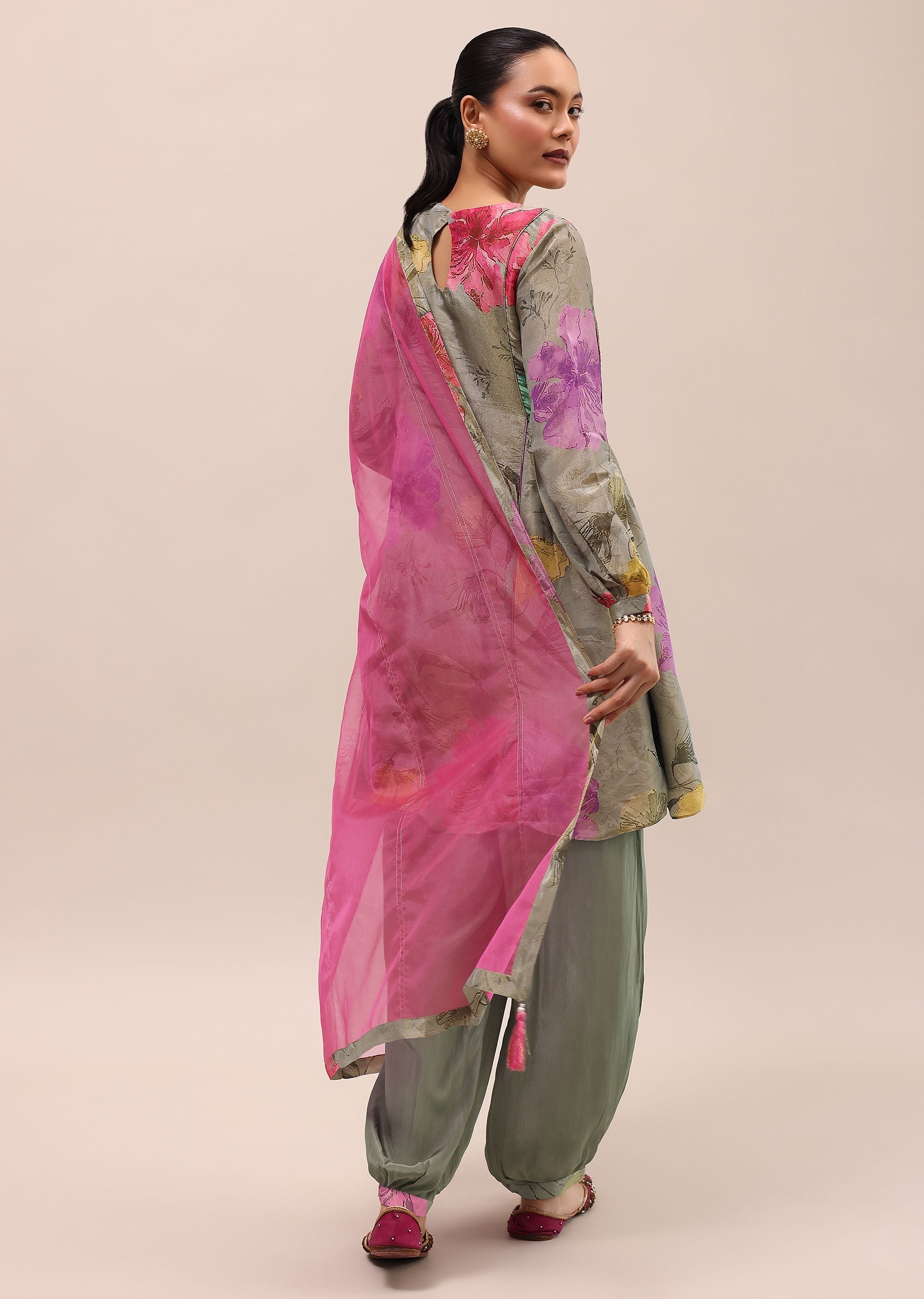 grey_and_pink_embroidered_kurta_and_salwar_with_dupatta-sg220132_3_653bfbc1-1730-4e68-95a0-5e85b16ac2e5.jpg