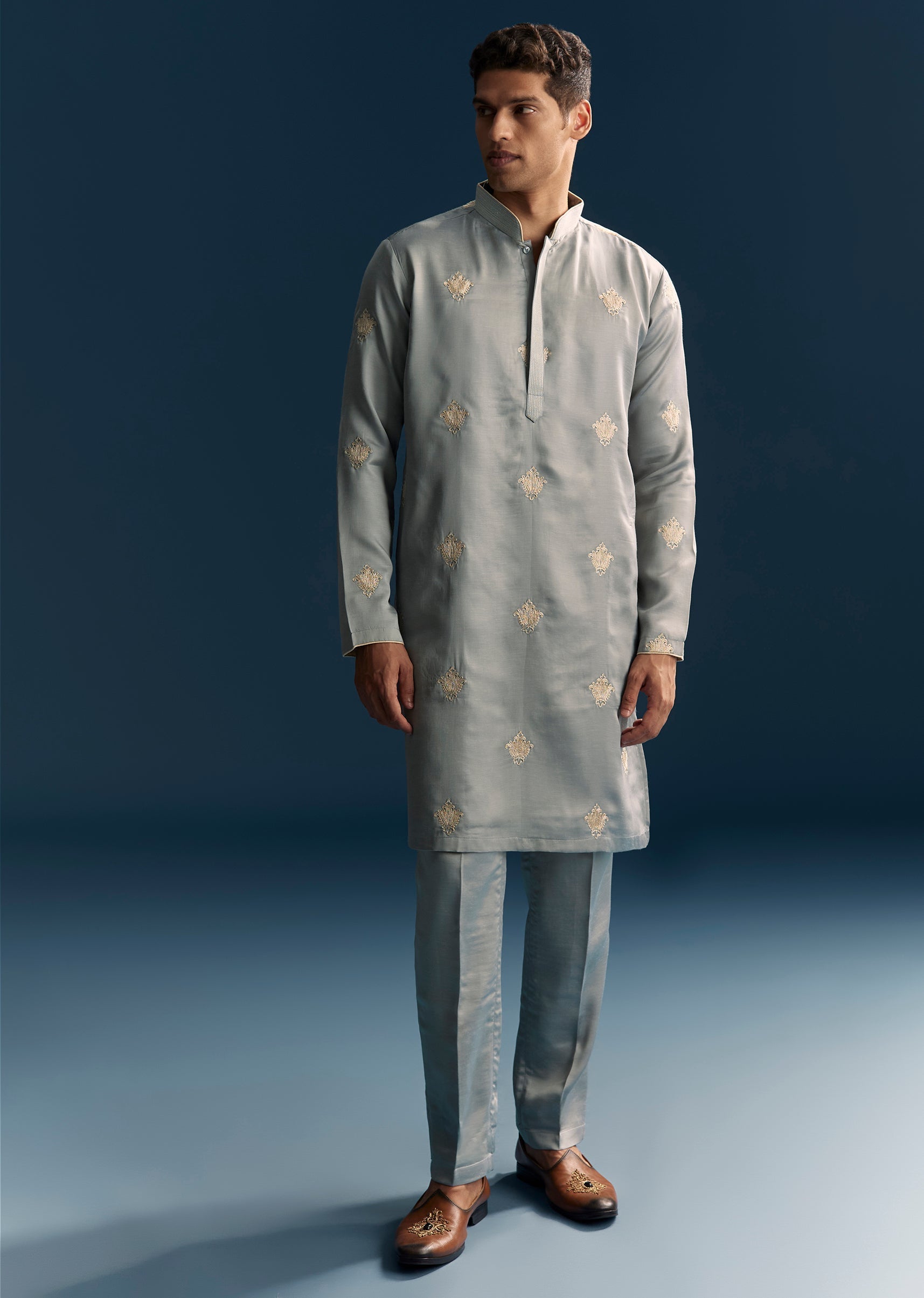 grey_kurta_set_for_men_with_golden_thread_sg321556_1_5.jpg