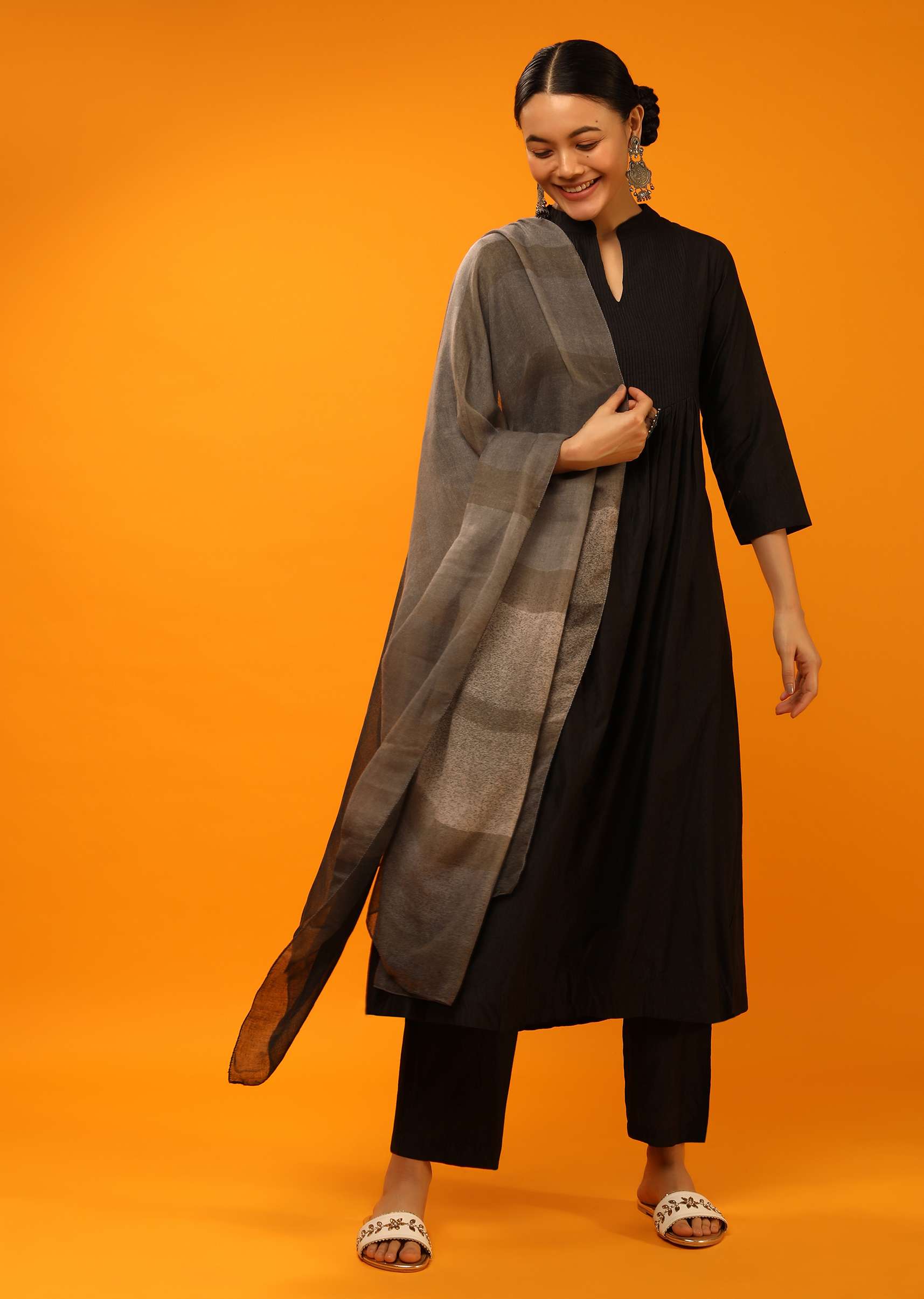 grey_shaded_scarf_in_cotton_blend_with_striped_print__-j026ct001y-sg83601_5_7d6dbe6c-2151-4854-b609-dde59b740185.jpg