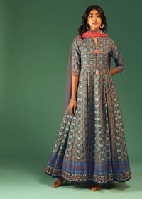 hunter-green-anarkali-suit-in-raw-silk-with-patola-print-and-kundan-detailing-along-with-a-pink-net-dupatta-online-kalki-fashion-m138gt2115y-sg72734_4_f93ad09b-32fc-42ac-91fa-402d3412_753eff09-cb6d-41c9-b98b-532fa5d8164c.jpg