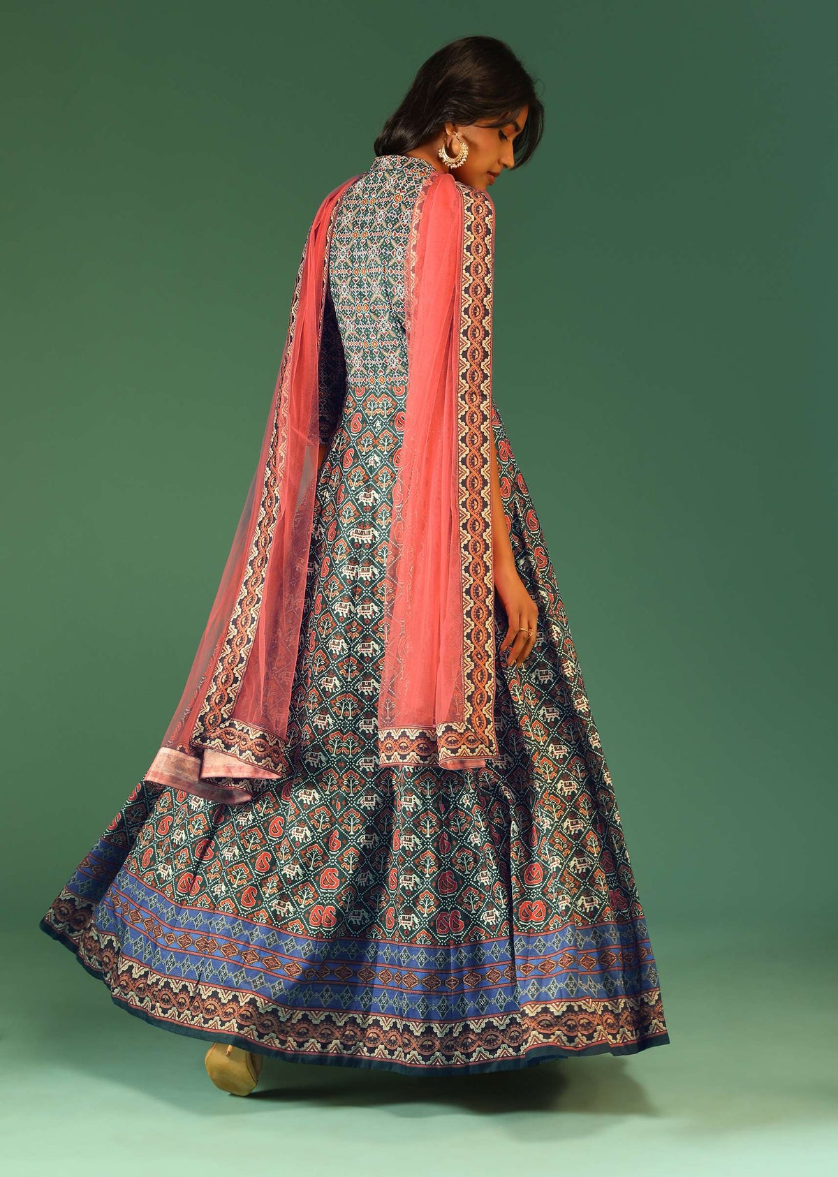 hunter-green-anarkali-suit-in-raw-silk-with-patola-print-and-kundan-detailing-along-with-a-pink-net-dupatta-online-kalki-fashion-m138gt2115y-sg72734_5_3b4e262c-b8fc-490b-a03a-72fabd2d_33392c9a-016b-4e2d-854d-8efed25d260a.jpg