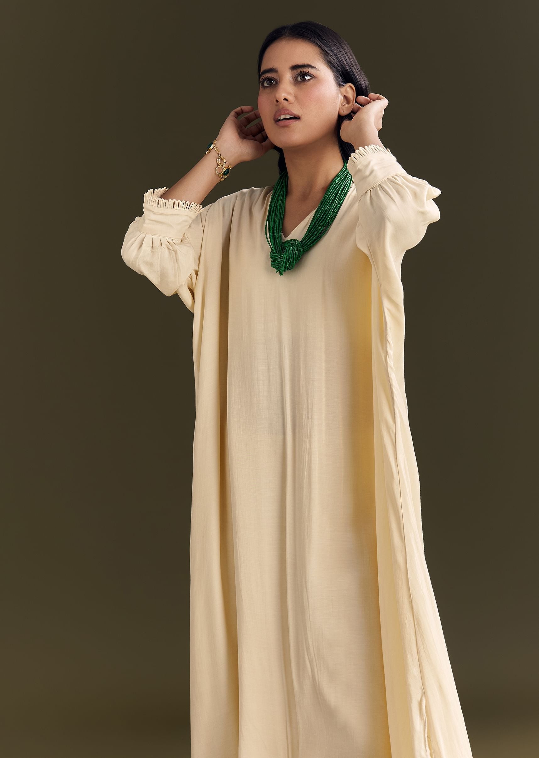 ivory-white-kurta-pant-set-with-green-beaded-neckpiece-sg312860-4_060cd582-696c-408e-970a-3bccd4a1066e.jpg