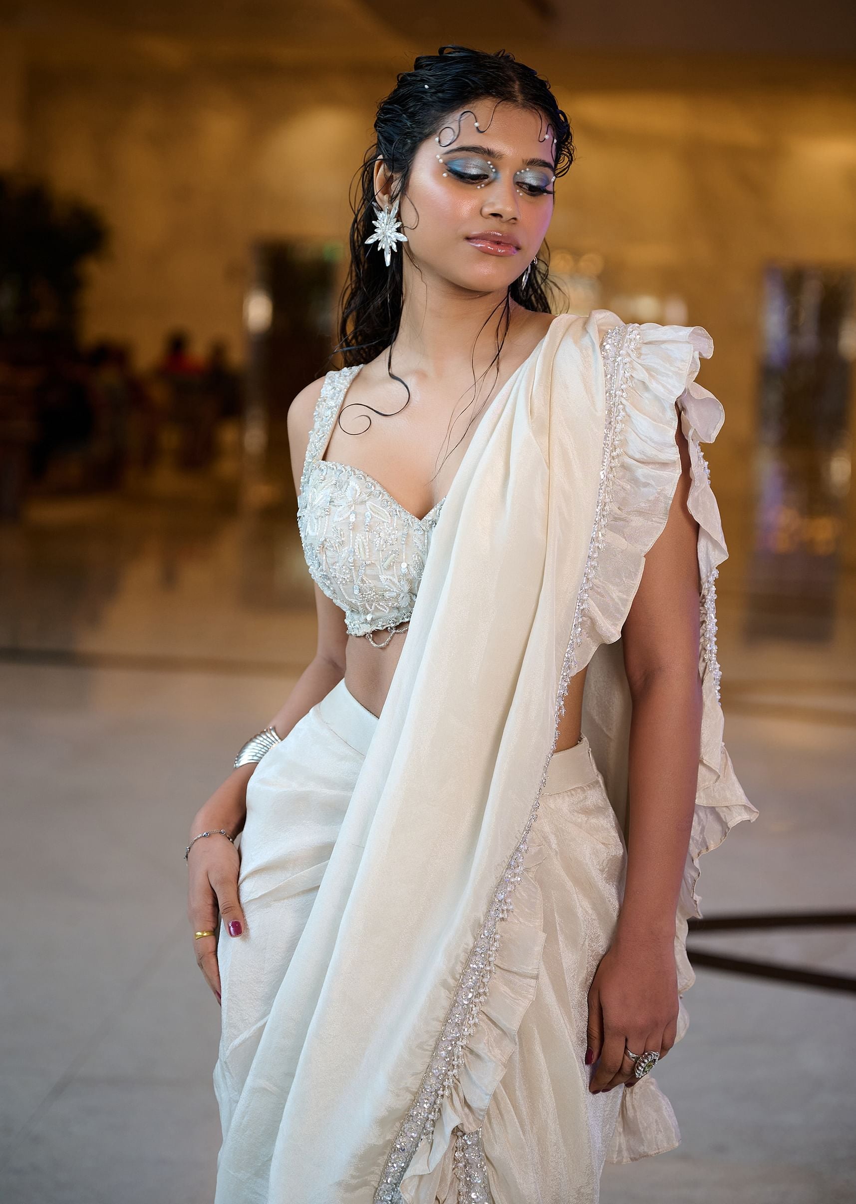 ivory_pre-stitched_frill_tissue_saree-sg210039_5_30082618-d6ab-4d2b-ad06-23c4add33e6a.jpg