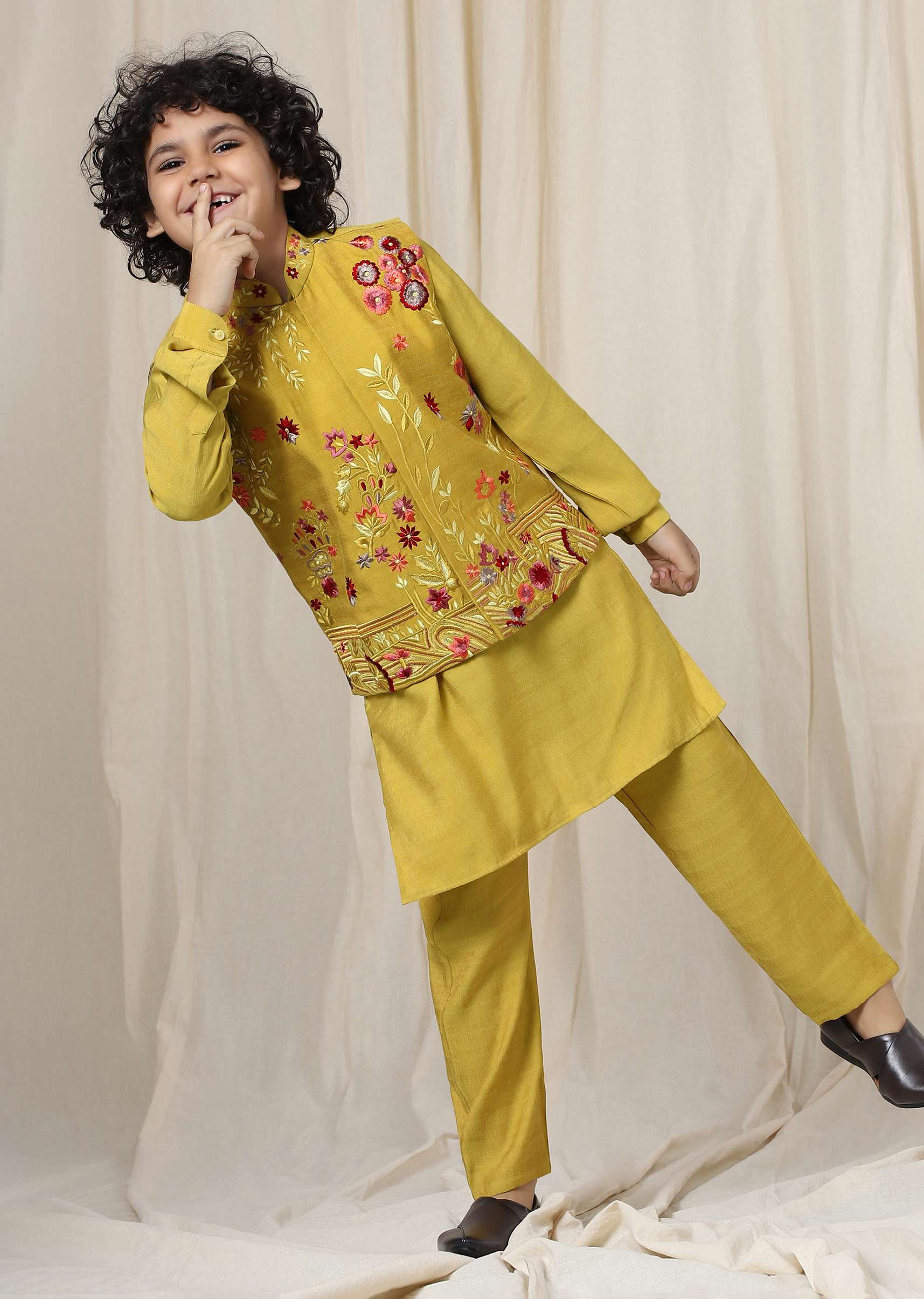 kalki_sulphur_yellow_embroidered_bandi-sg137657_5_a6dff380-3034-4f96-8f57-8d1b832b1774.jpg