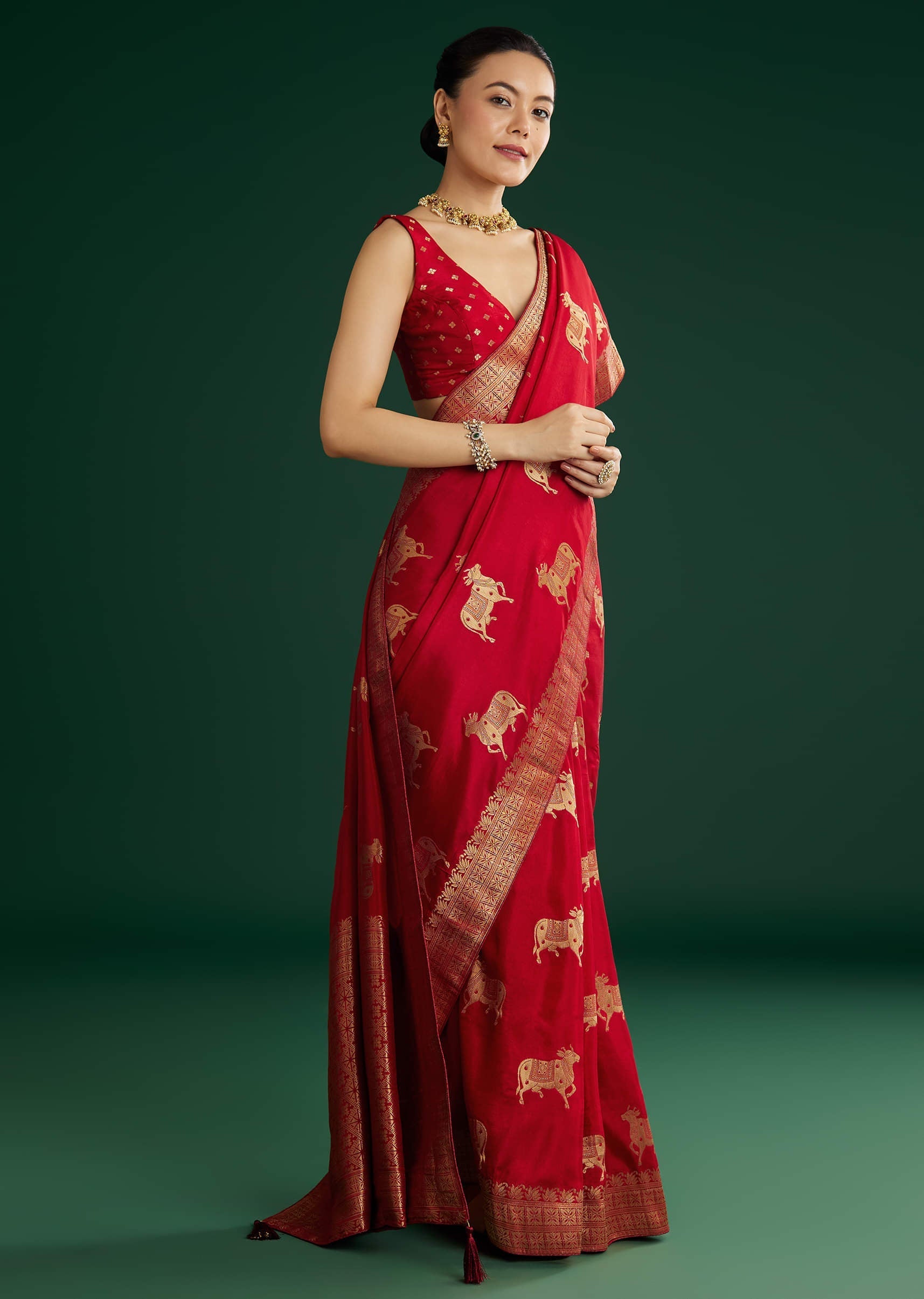 maroon-dola-silk-saree-with-zari-woven-border-sg311885-3_a3e097eb-e42f-4d9b-a03a-7ae7cab53b21.jpg