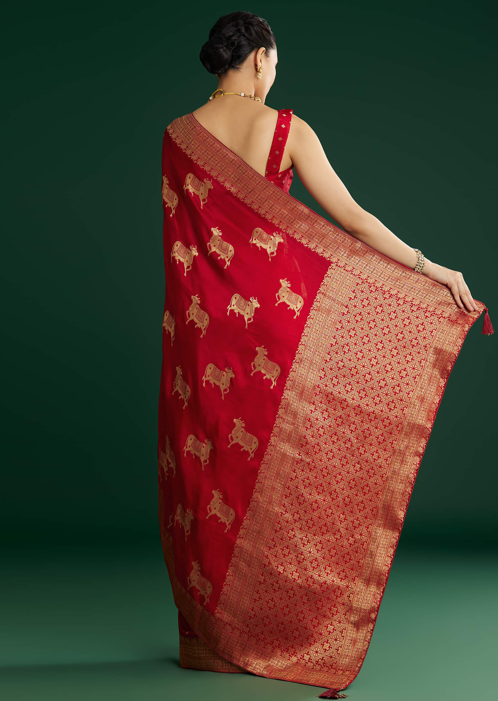 maroon-dola-silk-saree-with-zari-woven-border-sg311885-4_1cd13325-07ce-4870-96d7-338519e3cf6d.jpg