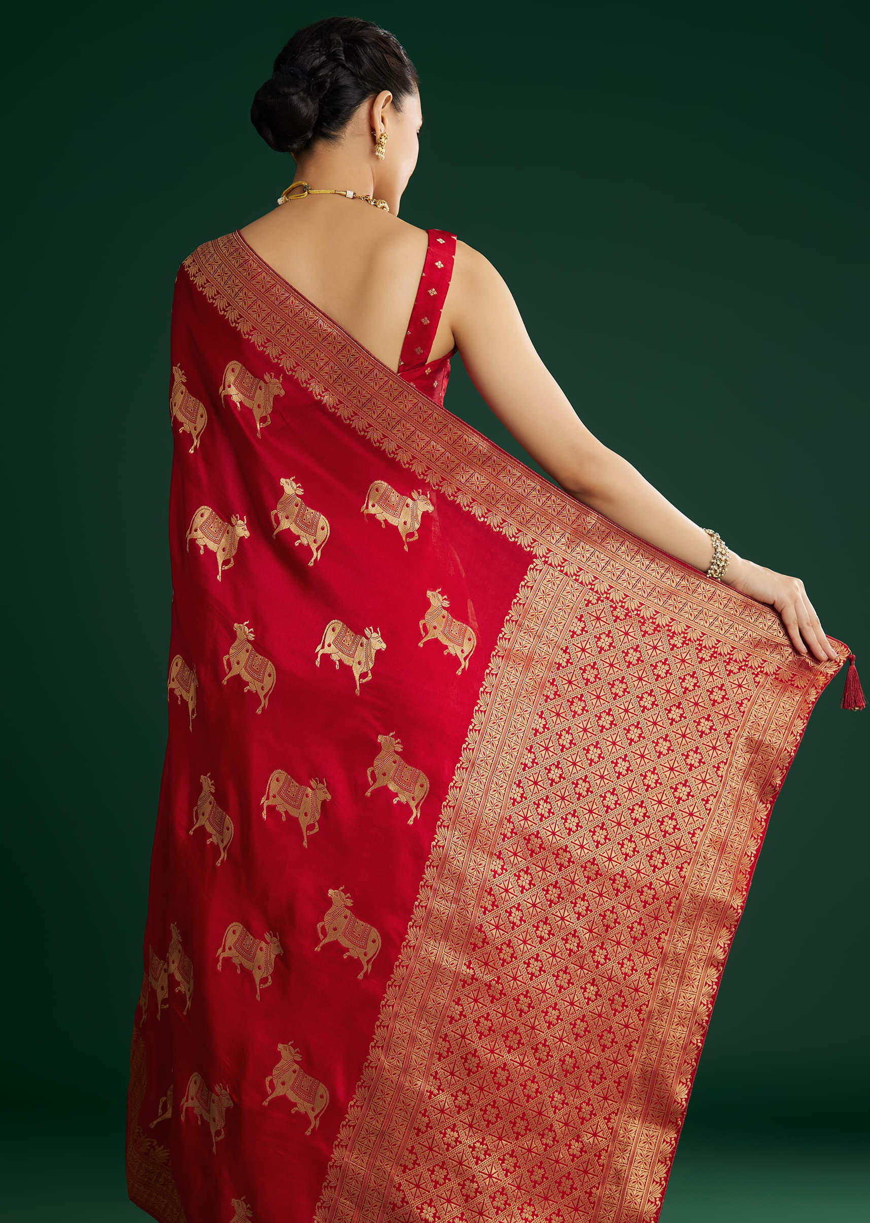 maroon-dola-silk-saree-with-zari-woven-border-sg311885-6_ca52b592-a28a-4bff-ae19-e66d9a8bad1f.jpg