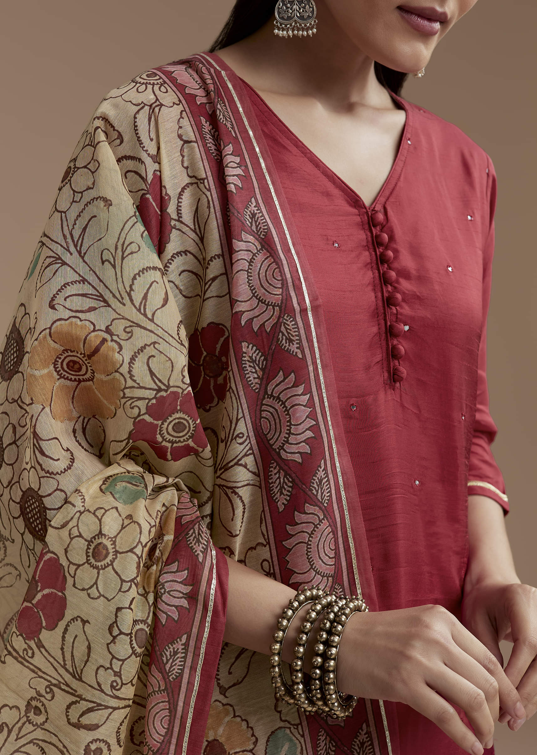 maroon-foil-mirror-kurta-set-with-kalamkari-dupatta-sg362013-2_c1ba5f39-e1ee-4e5b-aa07-6b31d4768341.jpg
