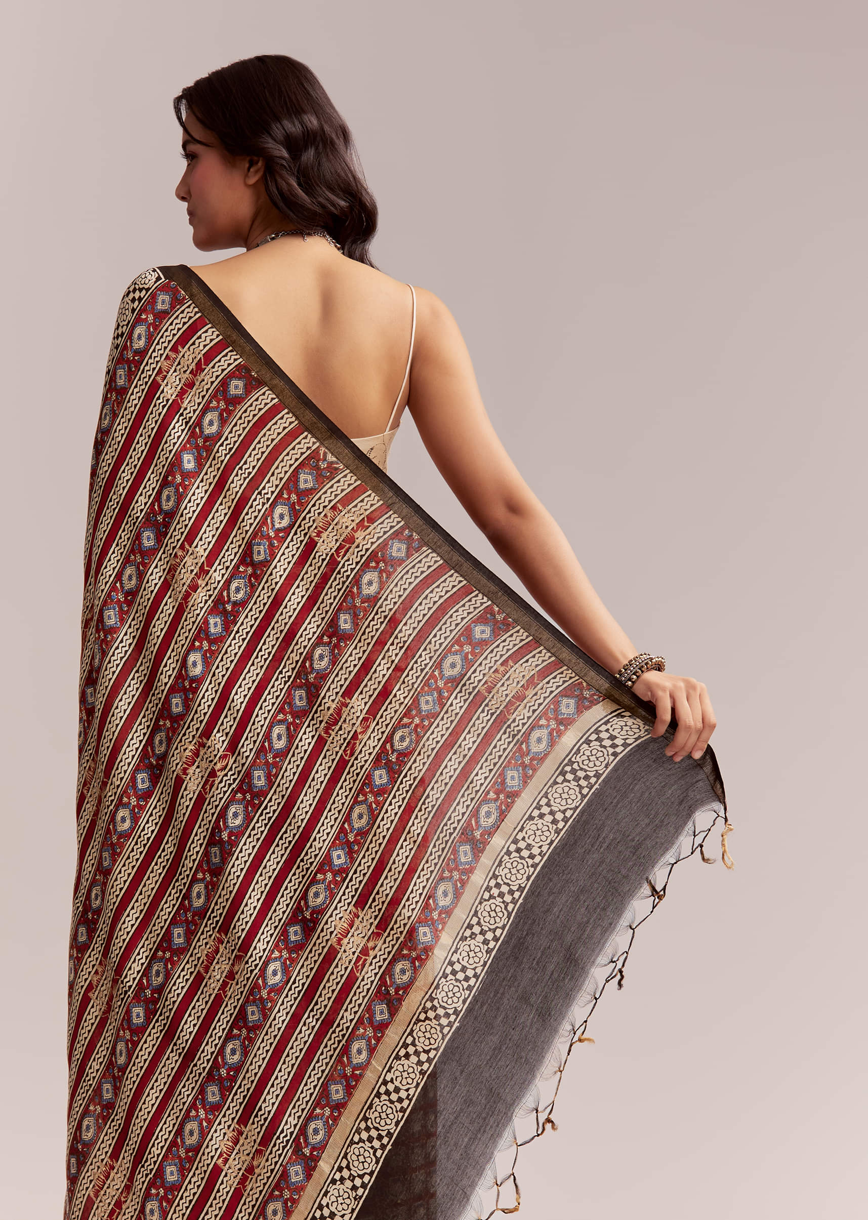 maroon-linen-printed-saree-with-traditional-ajrakh-print-sg311977-4.jpg