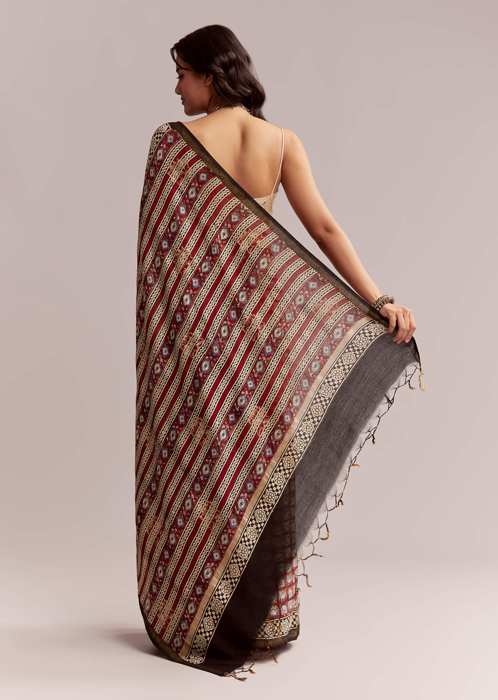 maroon-linen-printed-saree-with-traditional-ajrakh-print-sg311977-6.jpg
