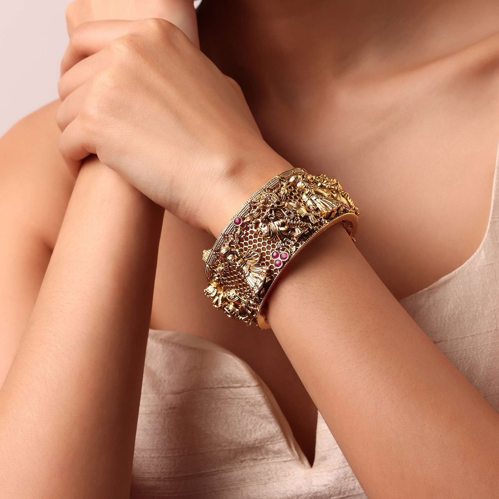 multicolor_finish_kundan_bangle_with_carved_motifs-sg213280_1_eb801e59-4872-463a-af12-ccce3c798f67.jpg
