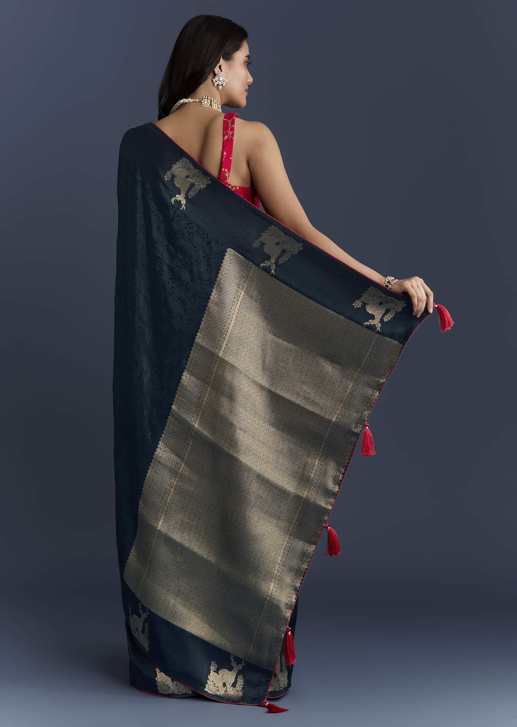 navy-blue-jacquard-woven-saree-with-intricate-zari-embroidery-sg350488-4.jpg