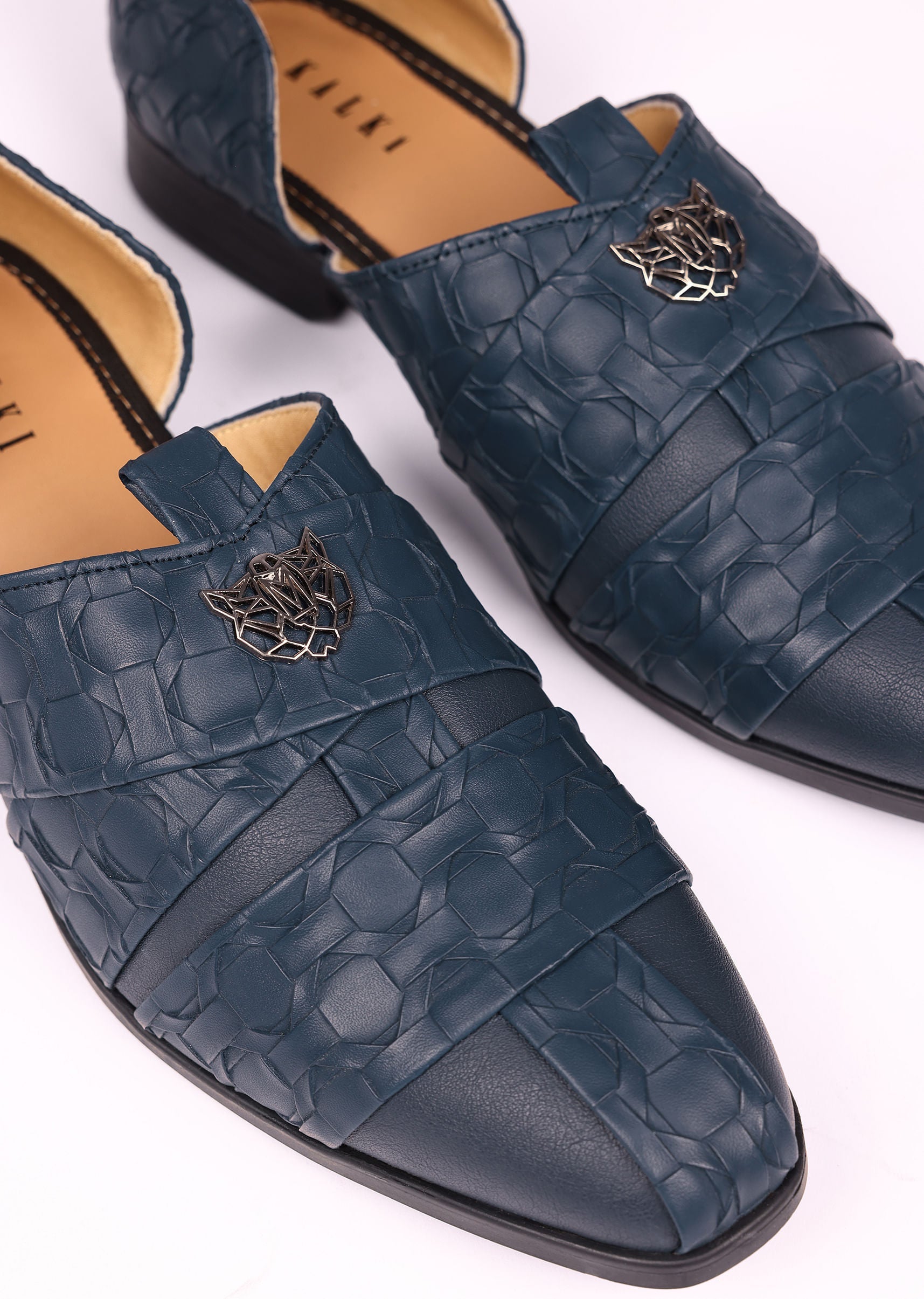 navy_blue_vegan_leather_jutti_with_criss_cross_pattern-sg202601_8_ce53867e-dfdd-4ae9-8d31-c582277b00c3.jpg