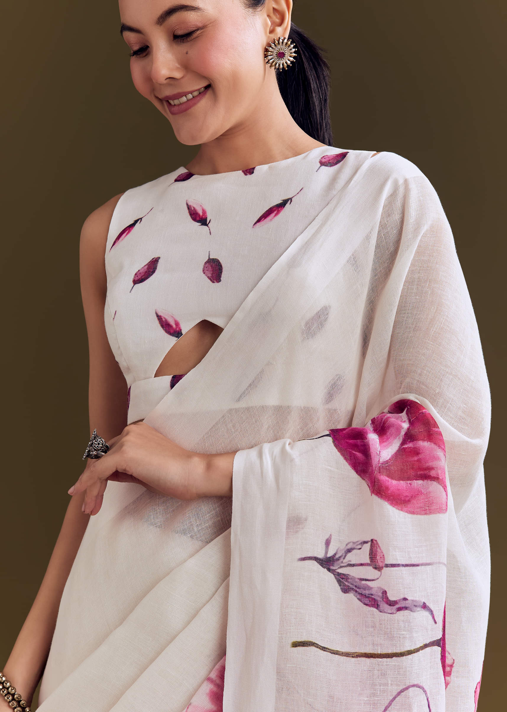 off-white-cotton-linen-saree-with-artistic-floral-print-sg291733-5_238671ad-c76a-4c94-82a4-6c20909c9e27.jpg