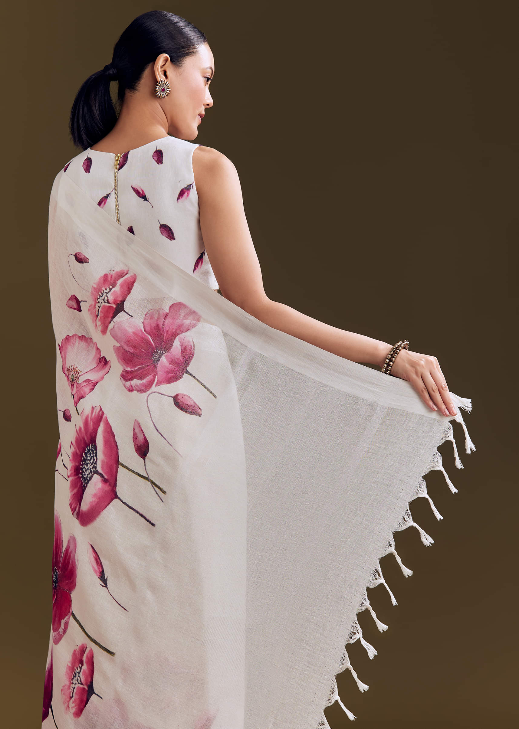 off-white-cotton-linen-saree-with-artistic-floral-print-sg291733-6_9227b727-8330-4289-8445-70afb035e53e.jpg