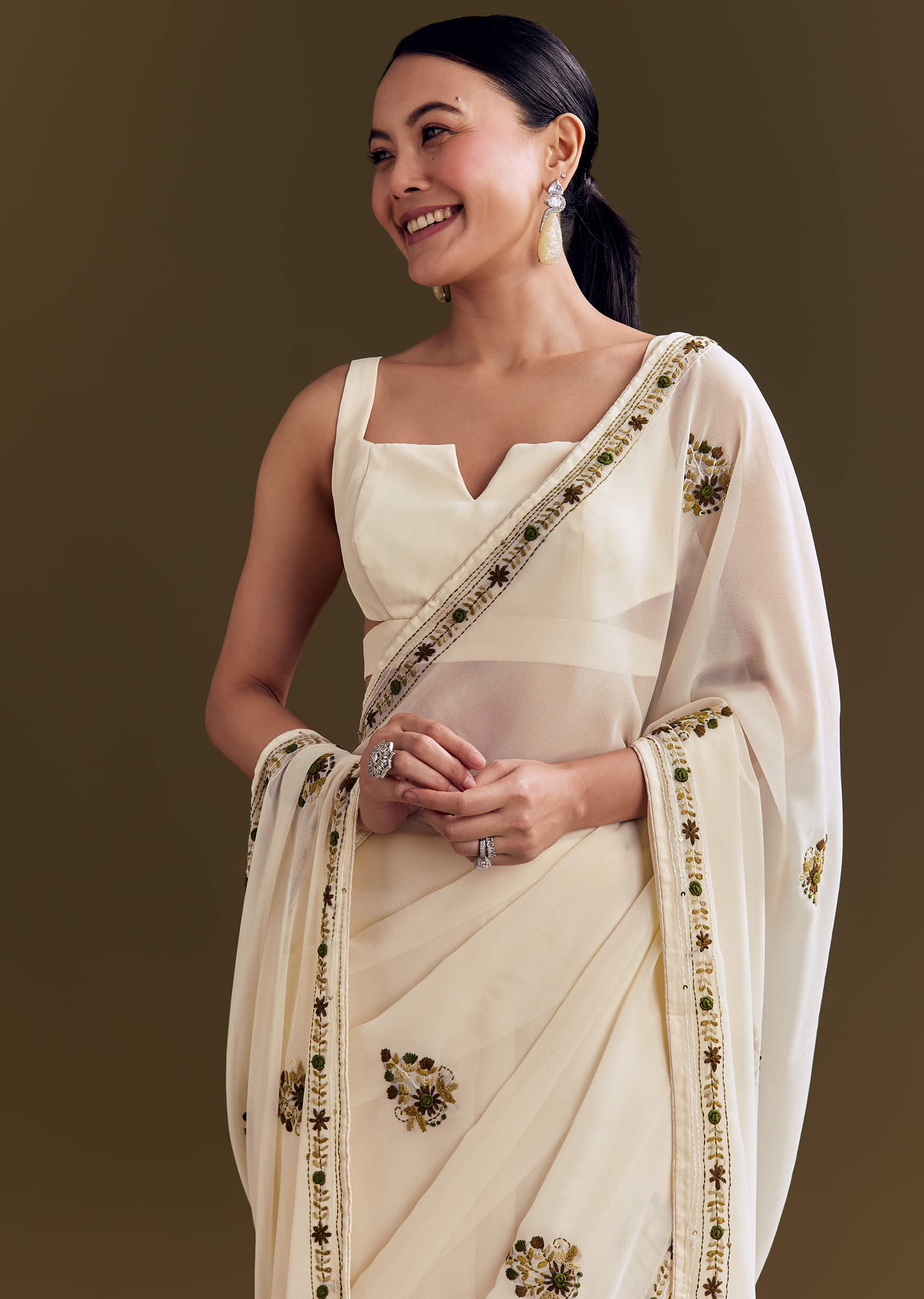 off-white-georgette-saree-with-kashmiri-floral-embroidery-sg293150-5_26ac7ebd-beb9-4bac-8796-c28a8d6f2b01.jpg