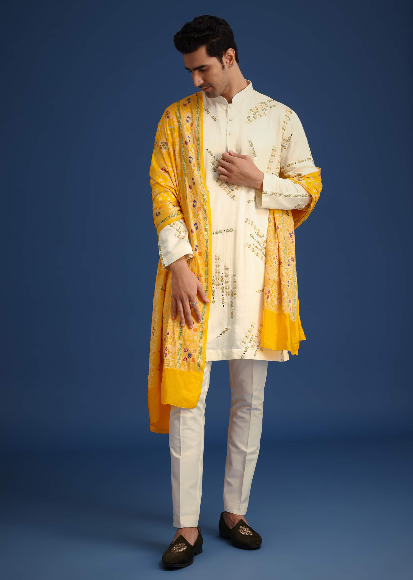 off_white_embroidered_kurta_set_with_bandhani_dupatta-sg246392_6_9ec67762-453b-4dd5-a296-398e2abedb04.jpg