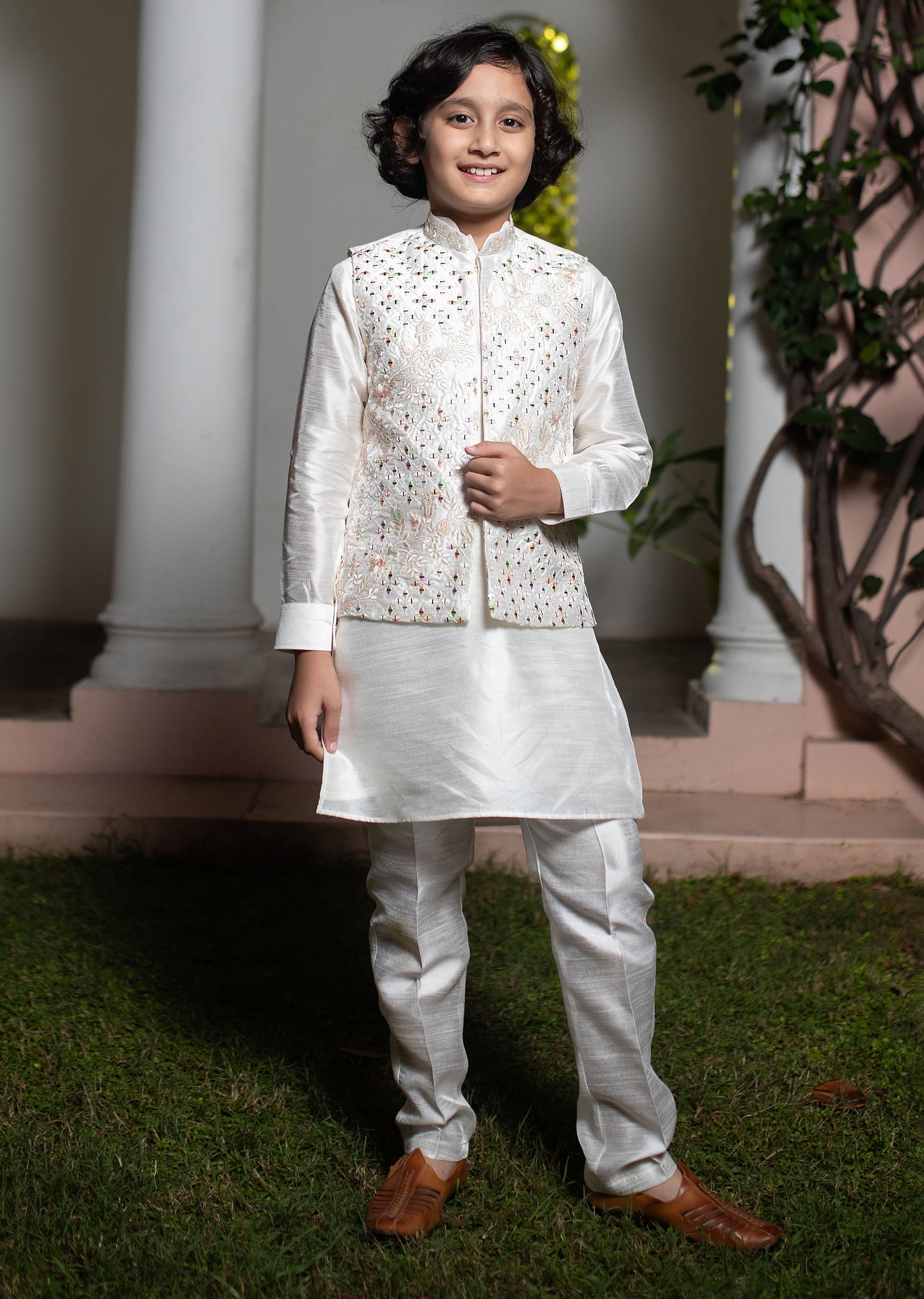 off_white_silk_embroidered_kurta_jacket_set-sg274460_nasto_2_eca0c868-5795-455c-9a4d-25abfbbb711c.jpg