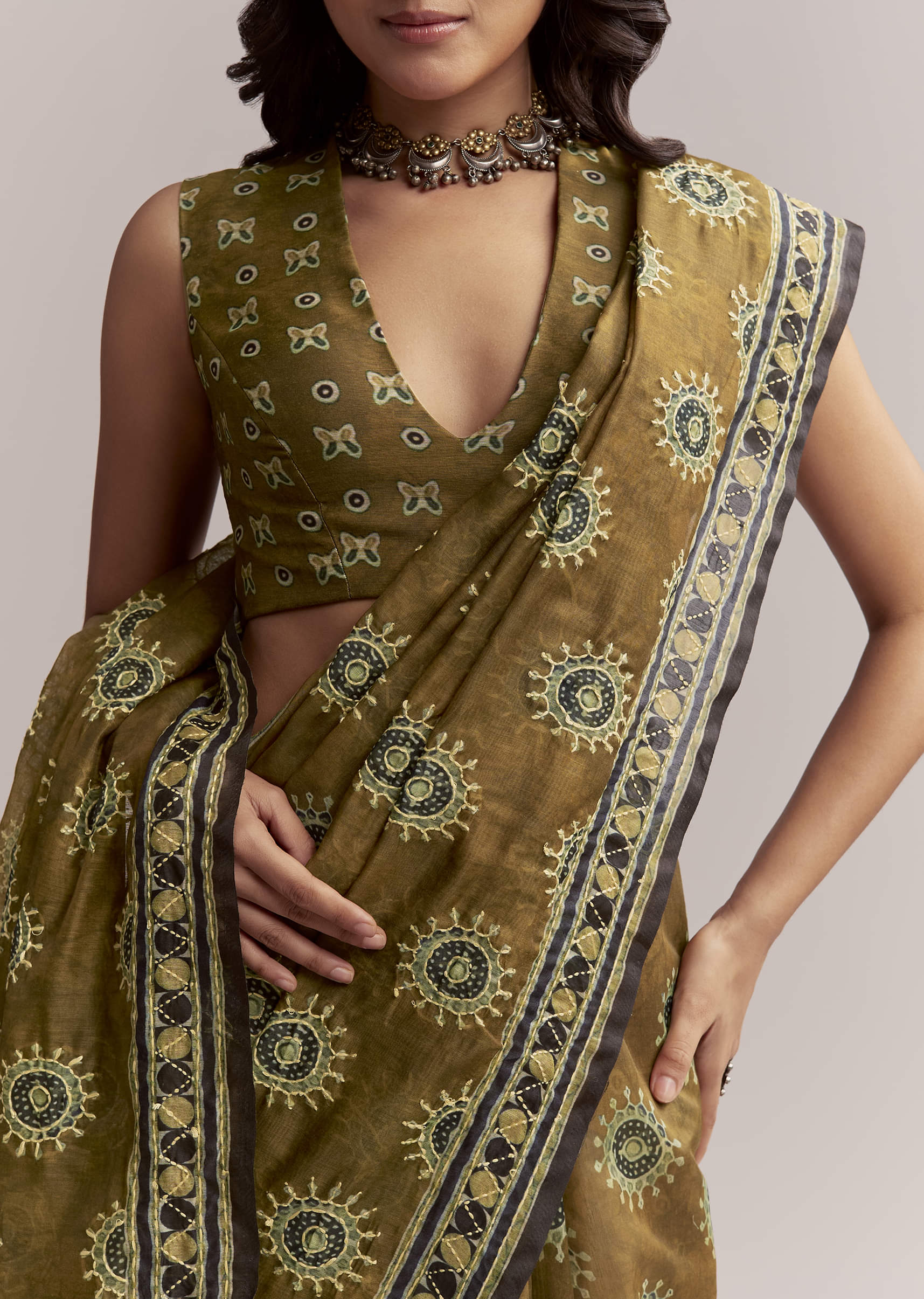 olive-brown-linen-printed-saree-with-handcrafted-ajrakh-print-sg312212-2.jpg