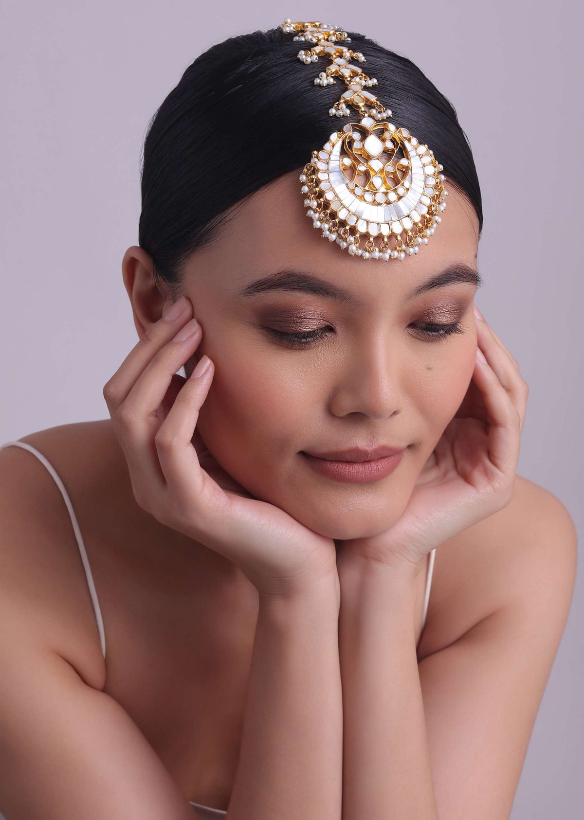 oversized_kundan_mangtikka_in_gold_-sg145789_2_d9acecf2-b877-4bef-9d56-537d93227cd4.jpg