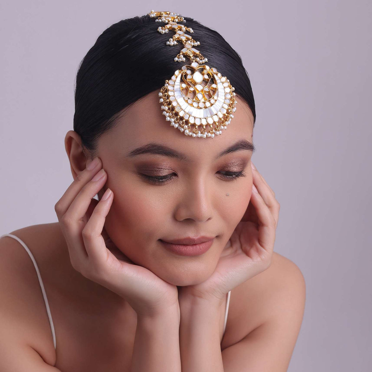 oversized_kundan_mangtikka_in_gold_-sg145789_3_27b5e15a-7a9d-41ba-b345-3d9493abff2f.jpg