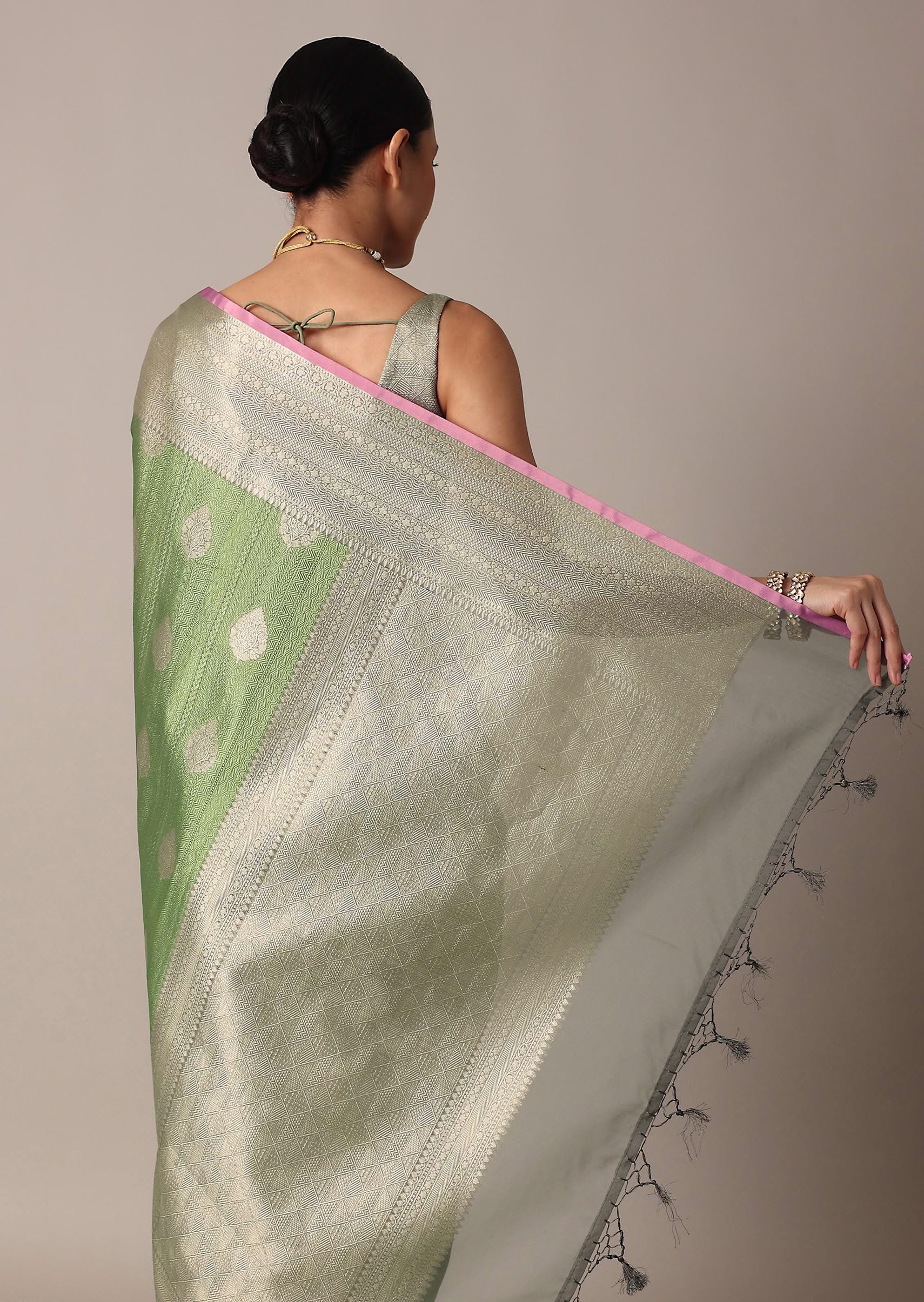 pista_green_banarasi_tunchui_silk_saree_with_woven_motifs_an-sg212915_3_879d704e-cf3c-4c89-bf82-c60c47b6e969.jpg