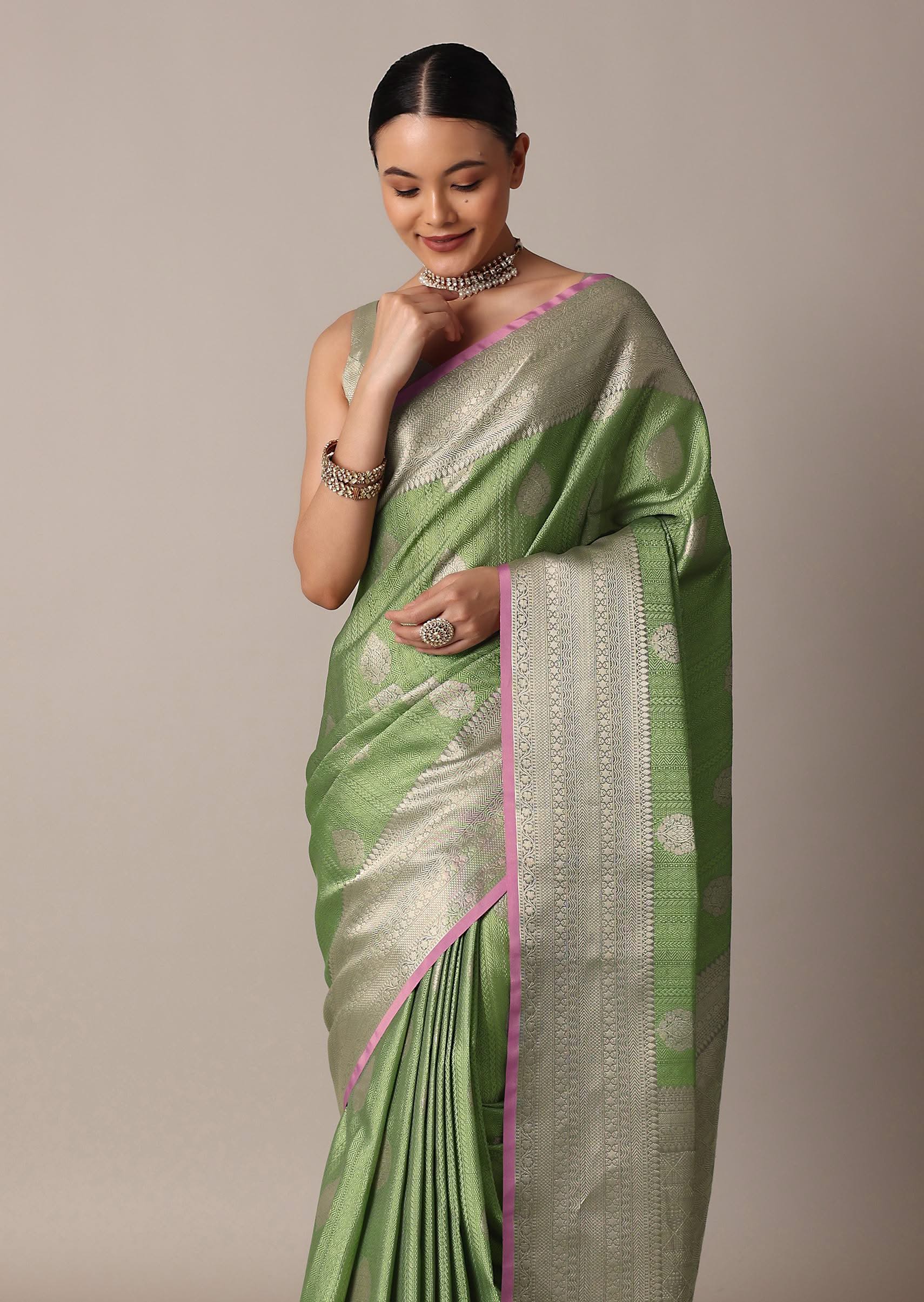 pista_green_banarasi_tunchui_silk_saree_with_woven_motifs_an-sg212915_6_67b943fc-a77b-4677-83c9-07df34246d11.jpg