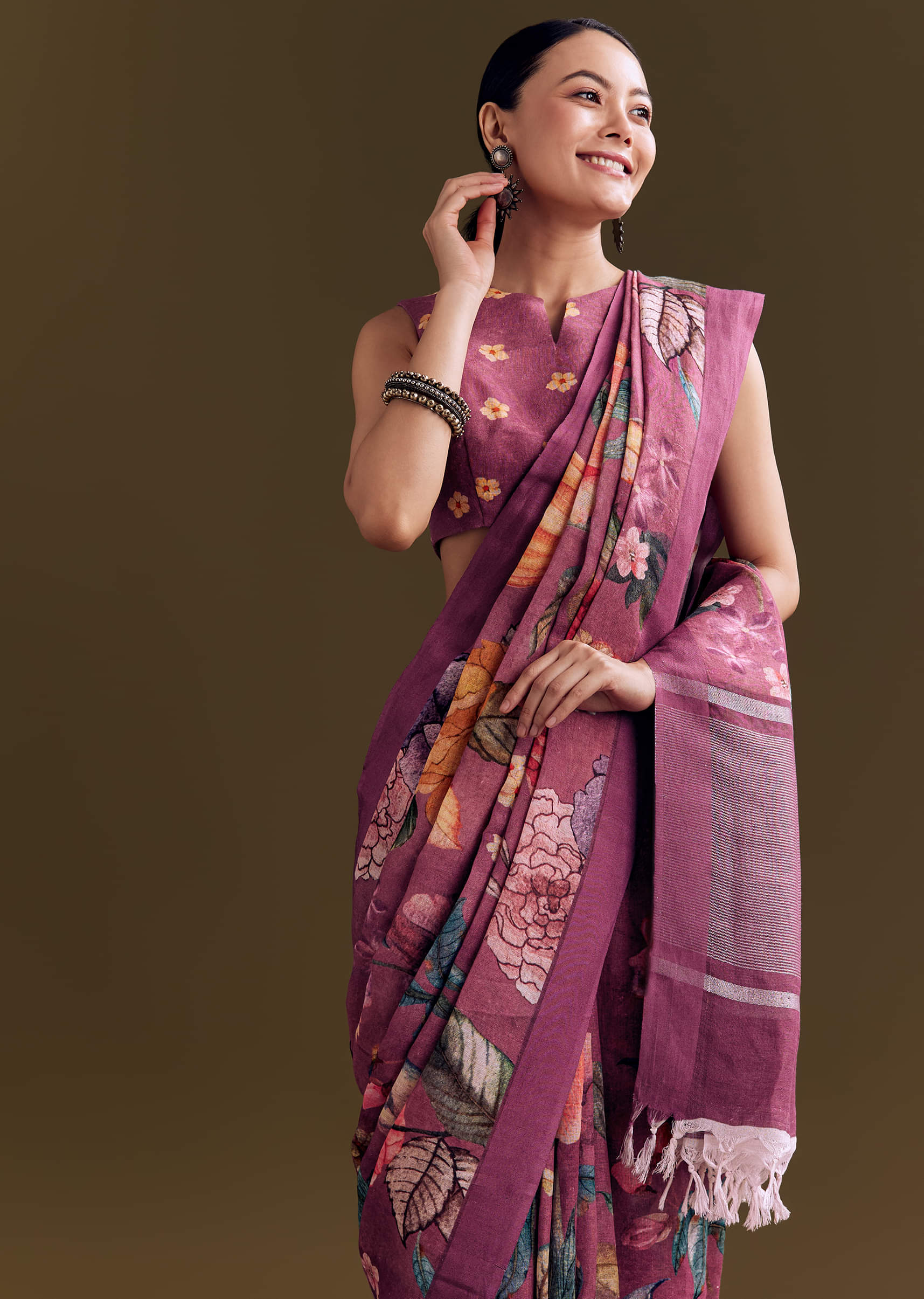 purple-cotton-linen-saree-with-faded-florals-sg291734-5_58201ec6-a1f8-4292-b9dc-61bc9851152c.jpg