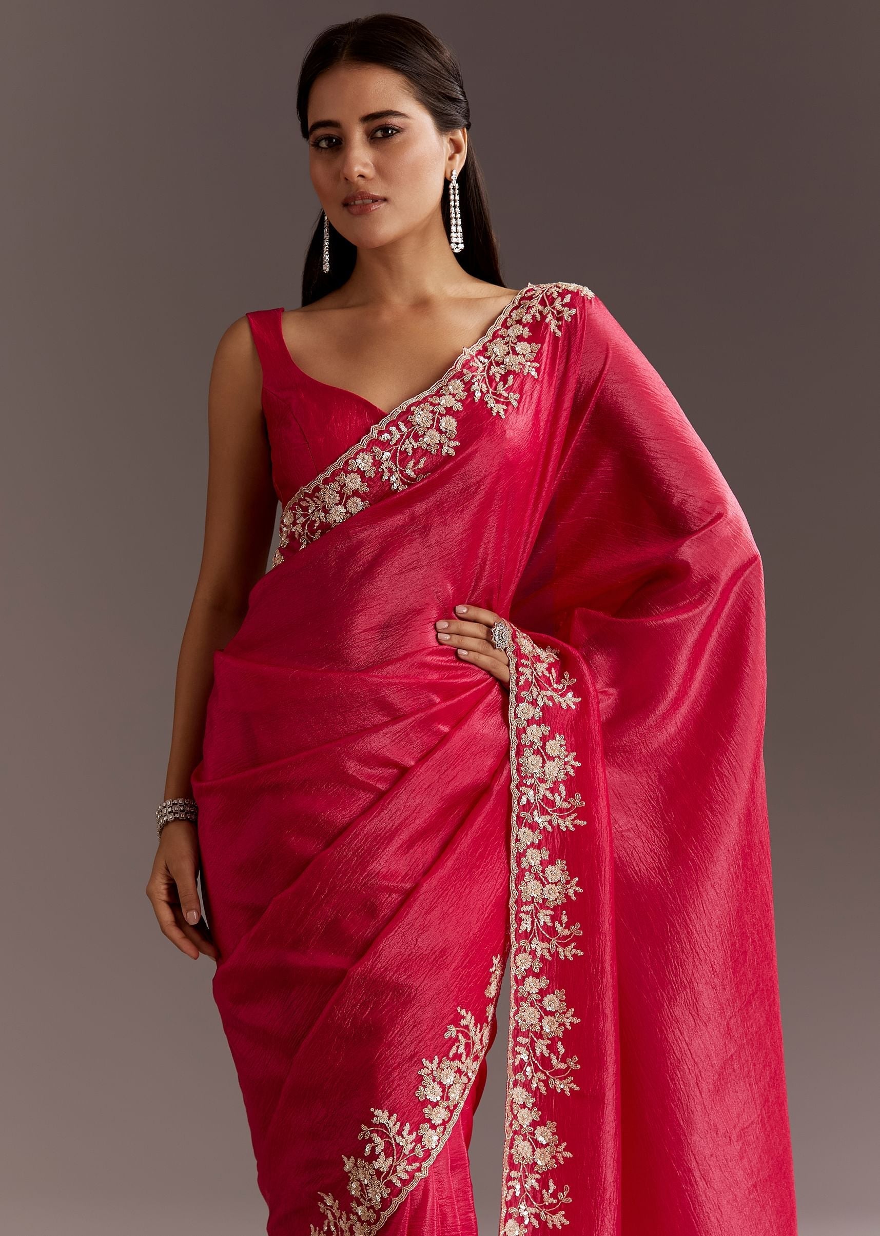 red-crushed-tissue-saree-with-floral-embroidery-and-scallop-border-sg268904-5_65096226-76ef-4c50-8a42-12af07154002.jpg