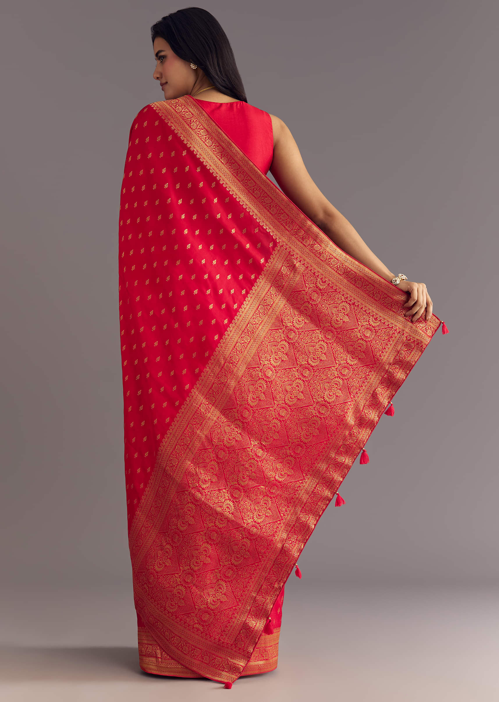 red-dola-silk-butti-work-saree-with-zari-border-sg286336-4_82909939-0e5b-4729-aab7-a22963232783.jpg