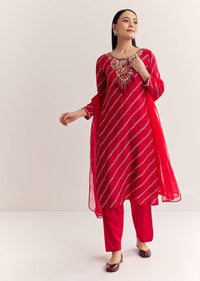 red-dola-silk-printed-kurta-set-with-embroidered-neckline-sg324703-2_59015f88-1b01-472f-a2e9-d7f7b9b2b525.jpg