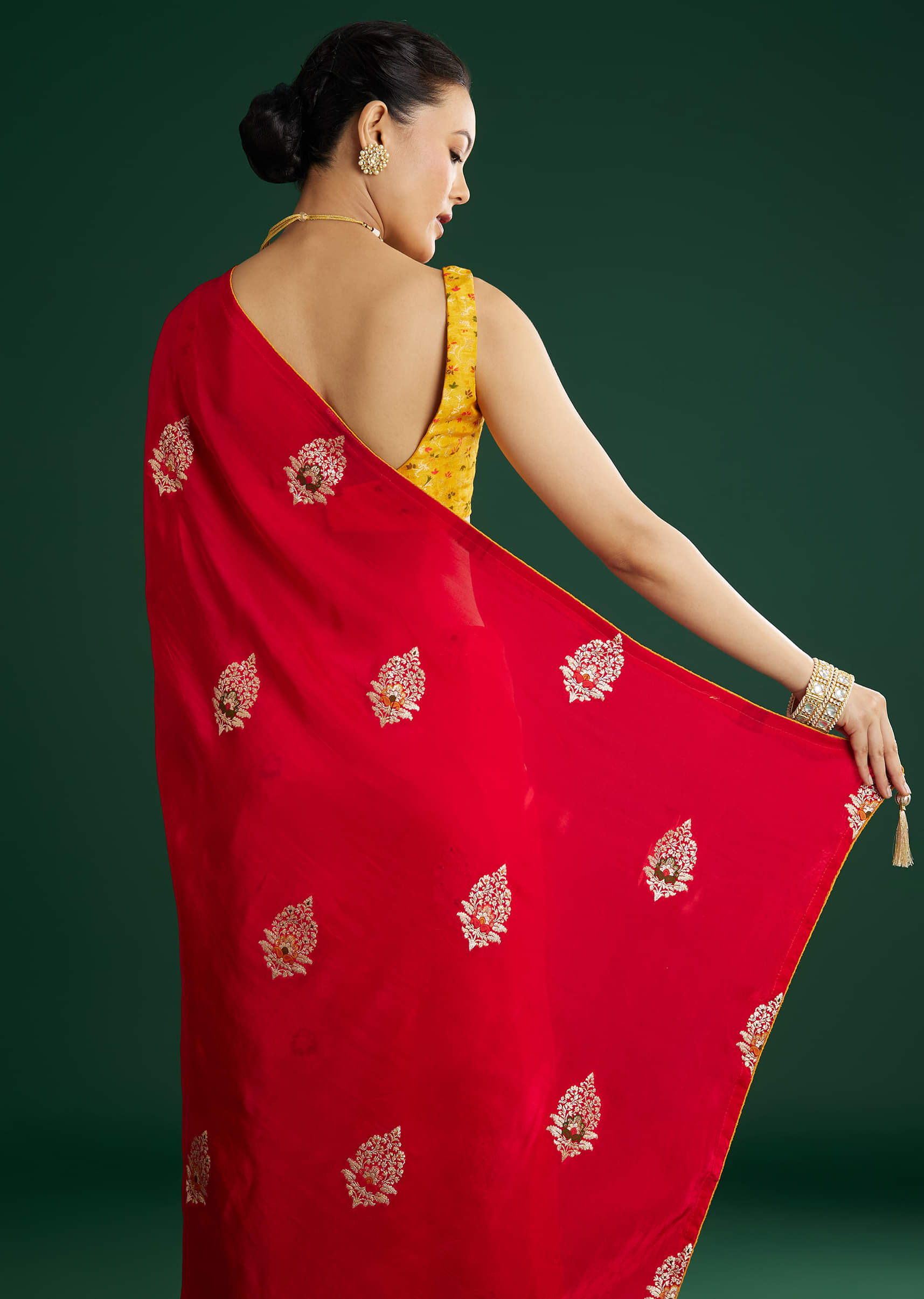 red-dola-silk-saree-with-butti-weave-sg311872-4_c1095636-27ce-42d4-8f8a-869596213259.jpg