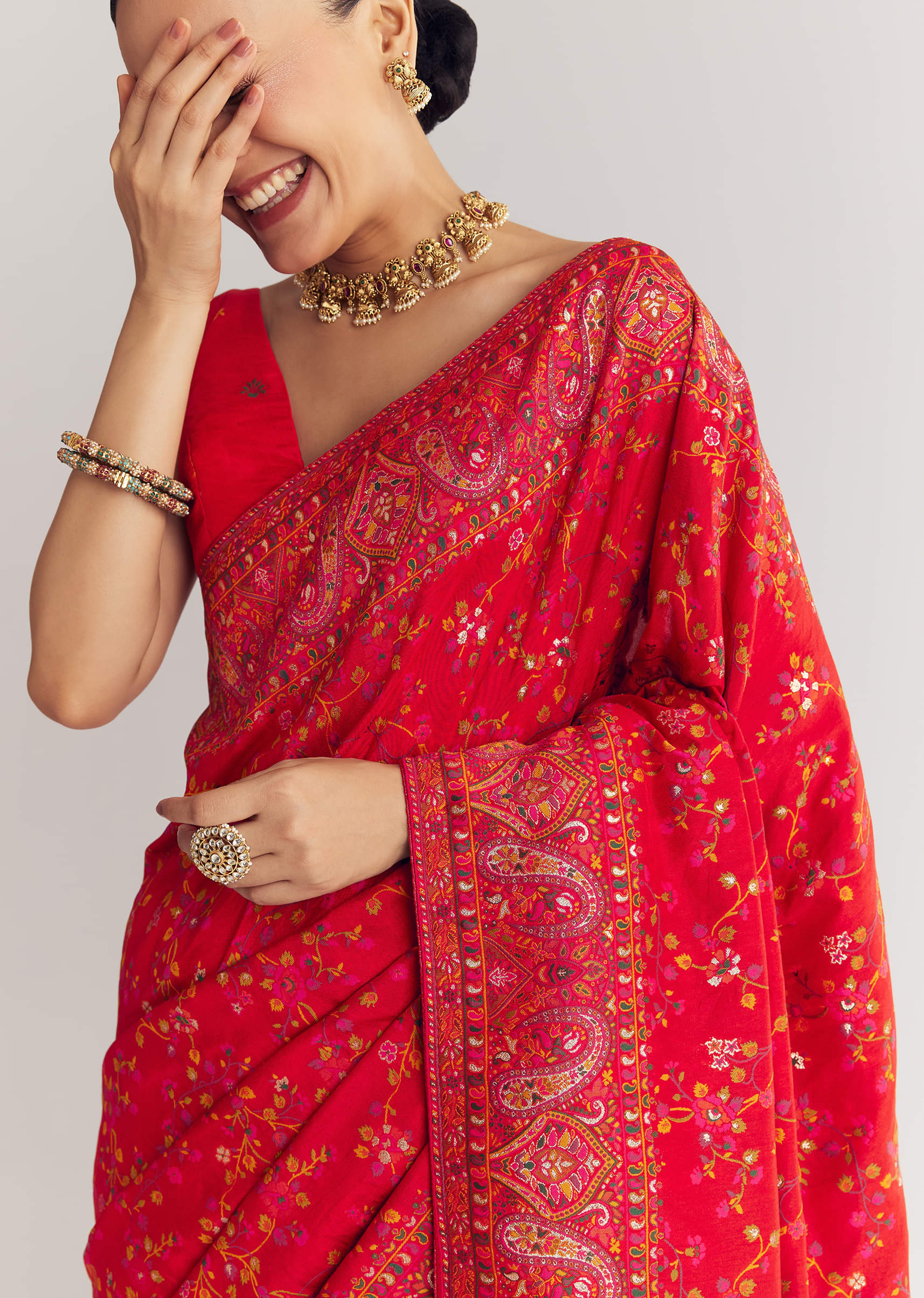 red-dola-silk-saree-with-traditional-floral-amd-jaal-work-sg314381-3_f37a034e-1a3f-43ed-a194-9047dff0769a.jpg