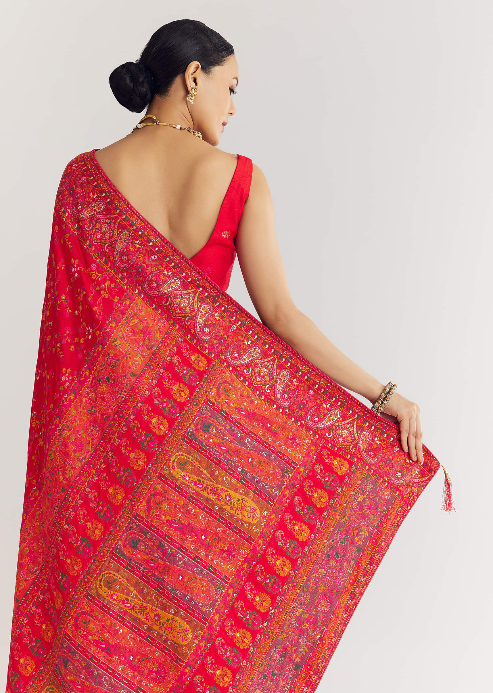 red-dola-silk-saree-with-traditional-floral-amd-jaal-work-sg314381-4_90aae97d-b4bc-4414-994a-6bb95b1d3cd8.jpg
