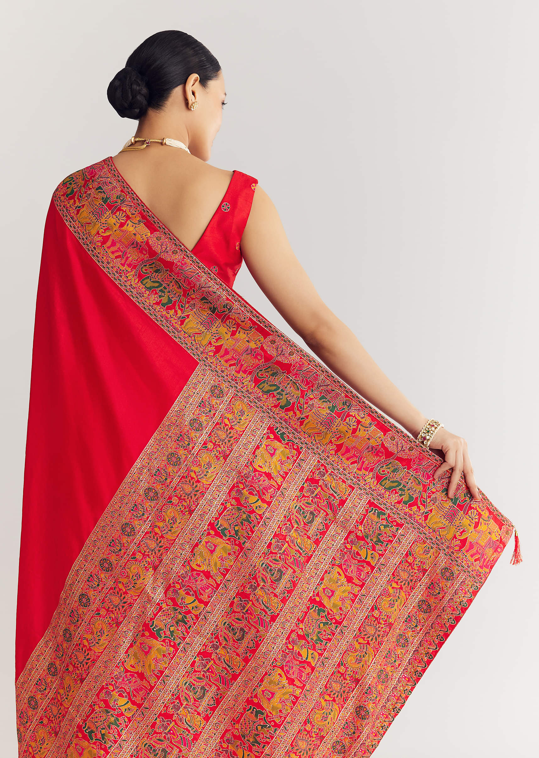 red-saree-with-traditional-floral-and-animal-prints-sg311908-4_f5141623-18f8-40e1-906d-53ba9552b12b.jpg