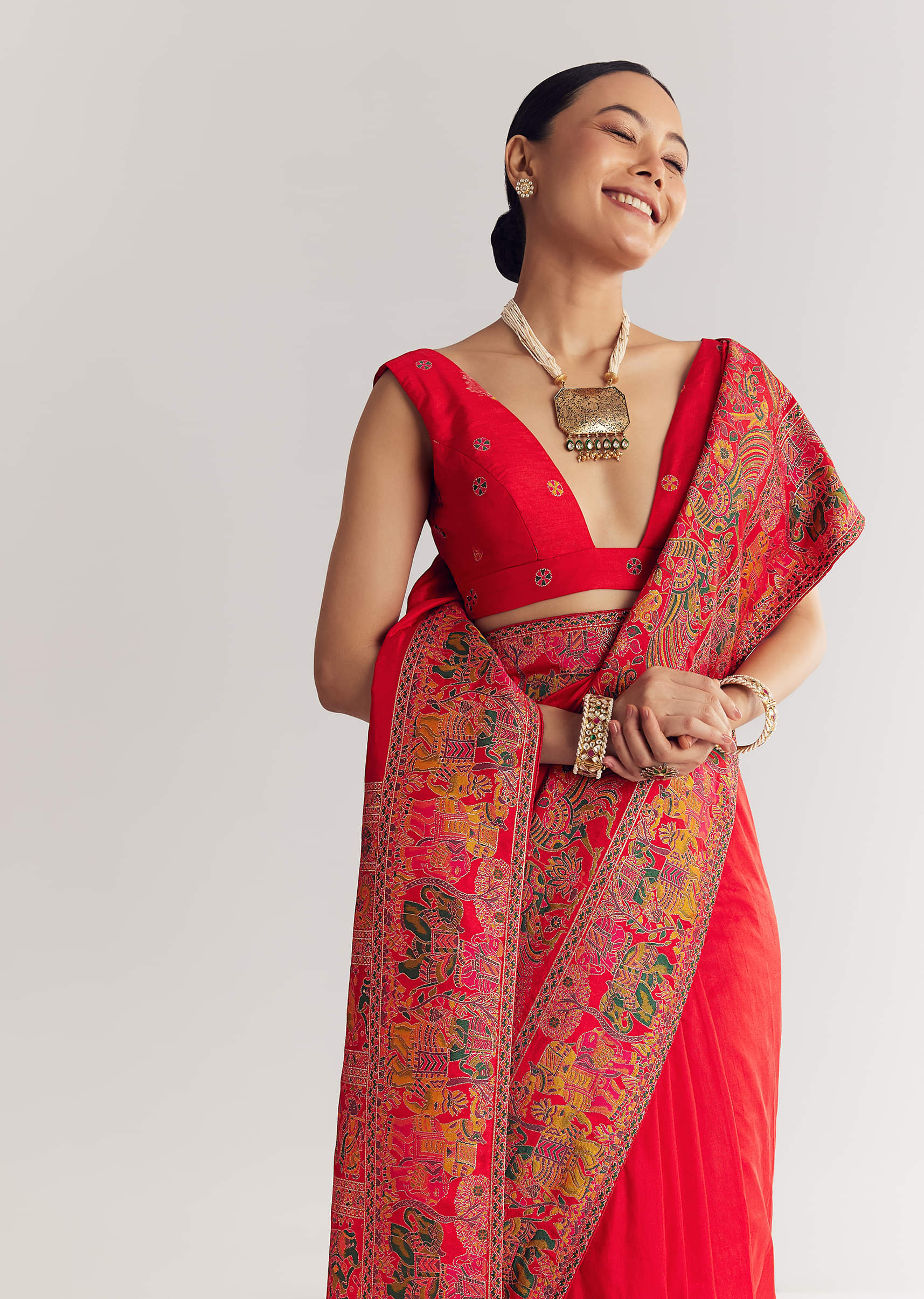 red-saree-with-traditional-floral-and-animal-prints-sg311908-5_59069fe7-01c2-4398-8658-ec47ca6f2755.jpg