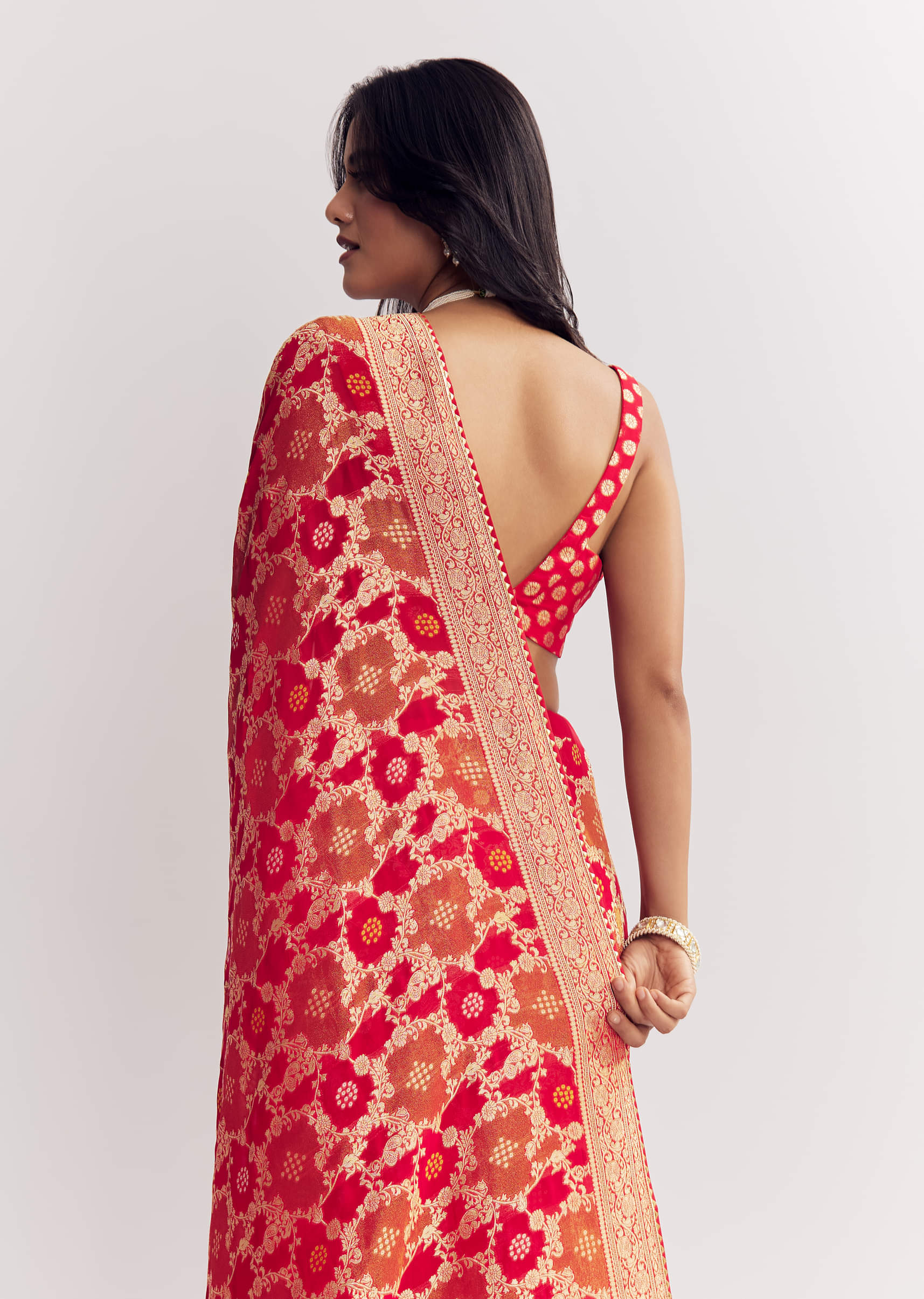 red-shaded-dola-silk-saree-with-zari-jaal-work-sg312399-4_de5d364d-6cd2-43b5-b54c-3ddcaa7d0e2e.jpg