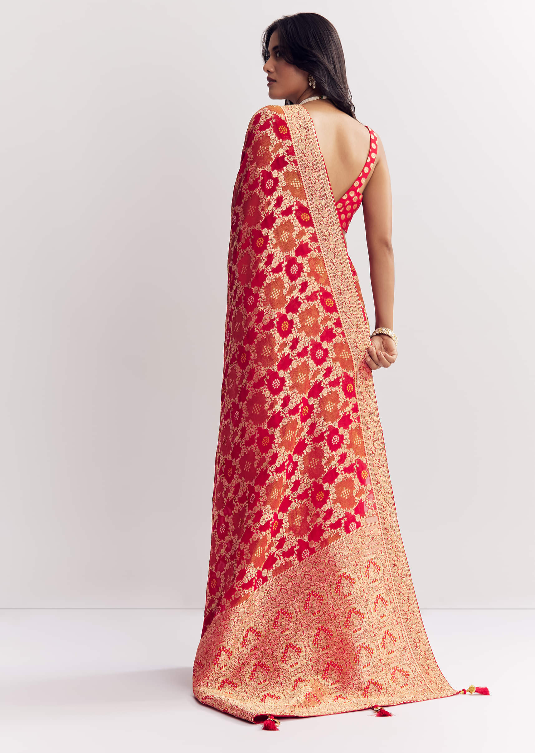 red-shaded-dola-silk-saree-with-zari-jaal-work-sg312399-6_276ceb06-5e8a-4b3f-a493-cfe6356cea45.jpg