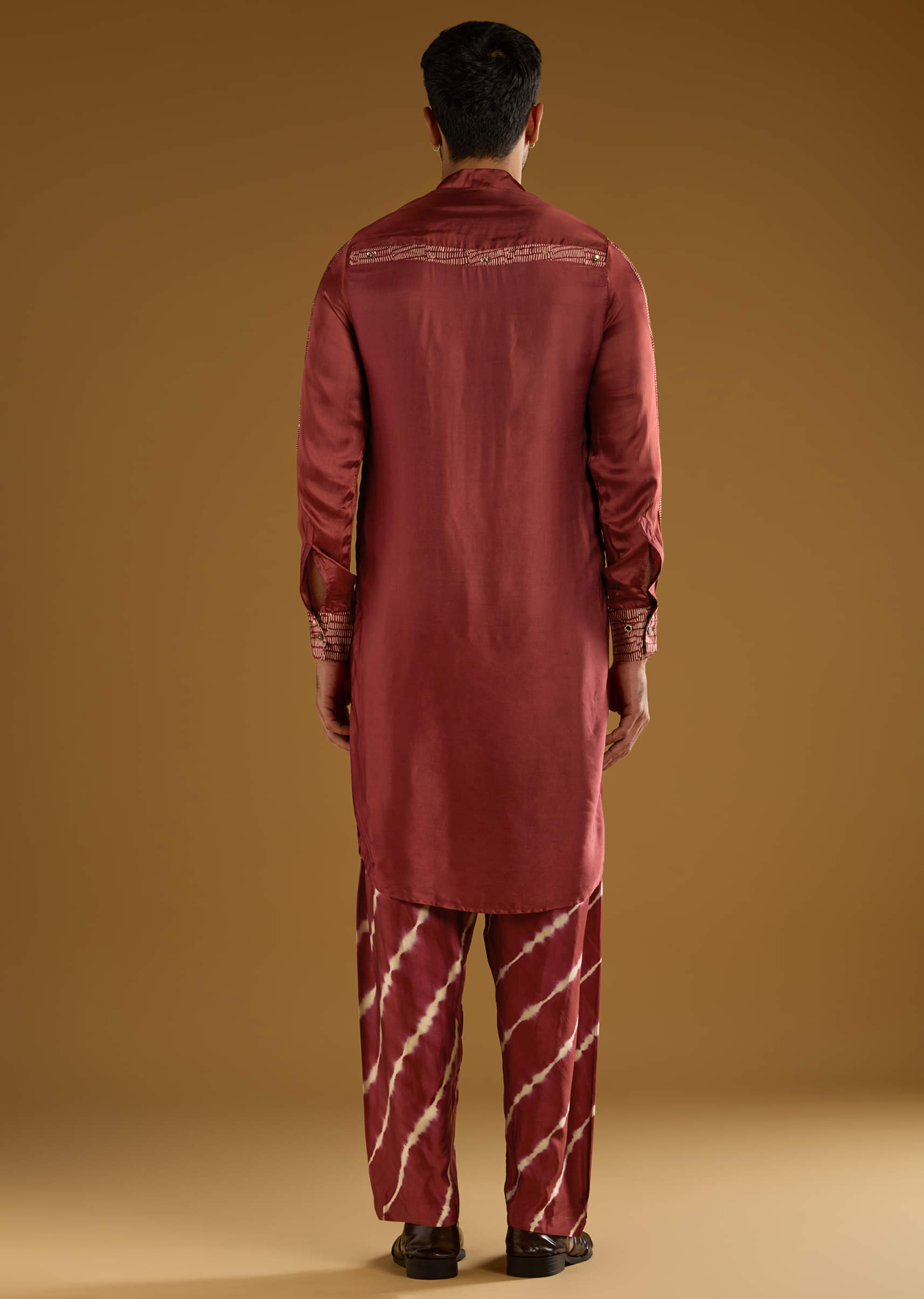red-silk-kurta-set-for-men-with-hand-dyed-leheriya-print-sg359268-5.jpg