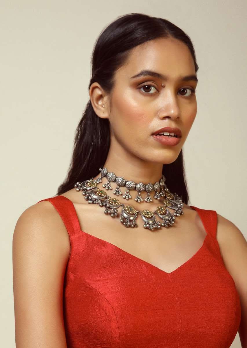 red-sleeveless-blouse-in-raw-silk-with-v-cut-neckline-and-side-zip-closure-online-kalki-fashion-m001dd517y-sg7972_5_15da279f-807f-4551-97ed-47cd1cabd805.jpg