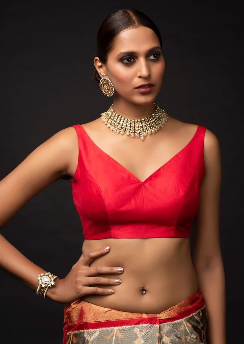 red-sleeveless-blouse-in-silk-with-leaf-cut-neckline-online-kalki-fashion-m001ra272y-sg29490_3_06d7313f-7add-4f2c-ae75-bdb80b4cb5cd.jpg