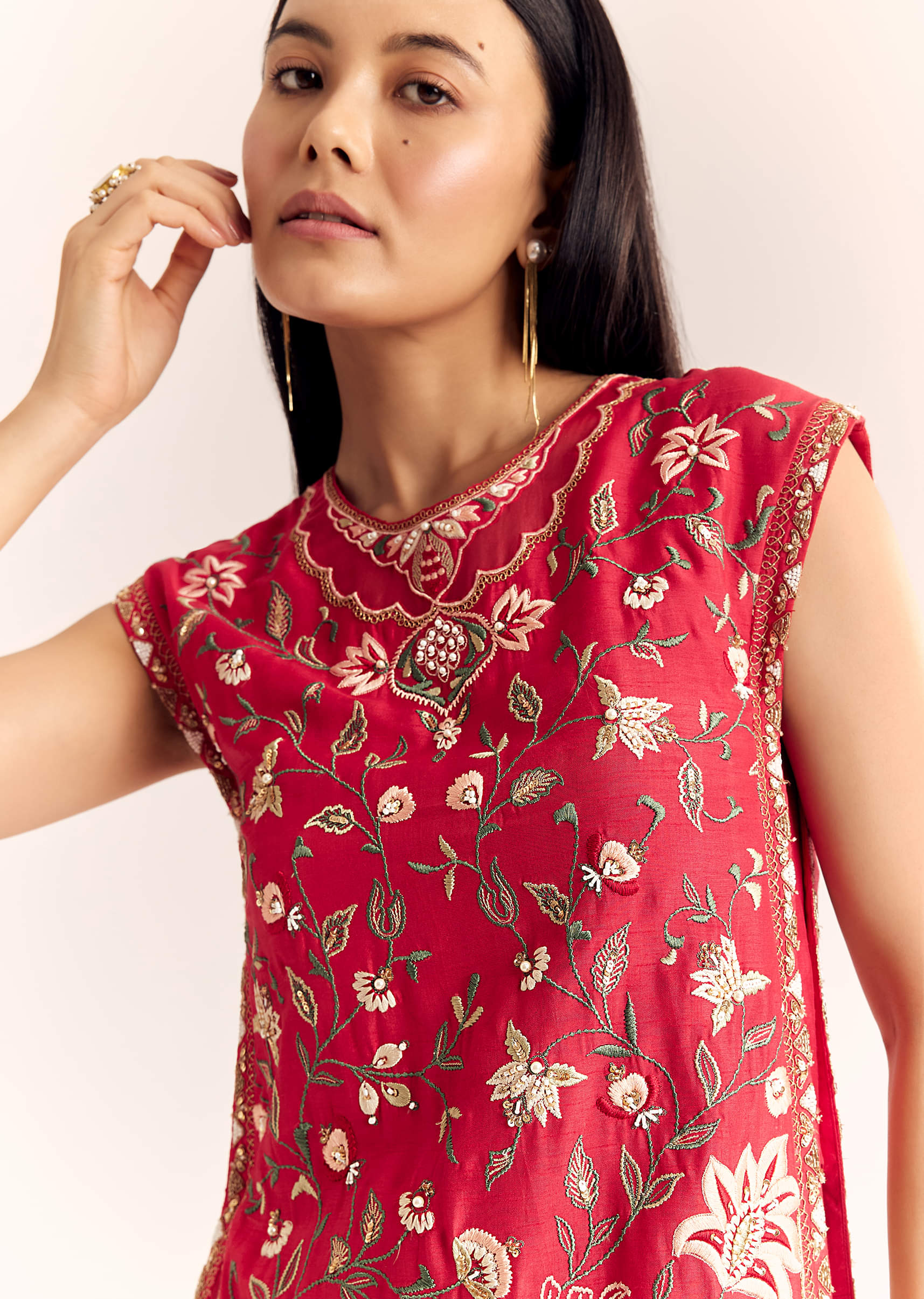 red-viscose-raw-silk-short-kurta-set-with-chinon-kali-palazzo-sg319710-3_08bc8602-6523-42b6-926b-6f49cfe05ed8.jpg