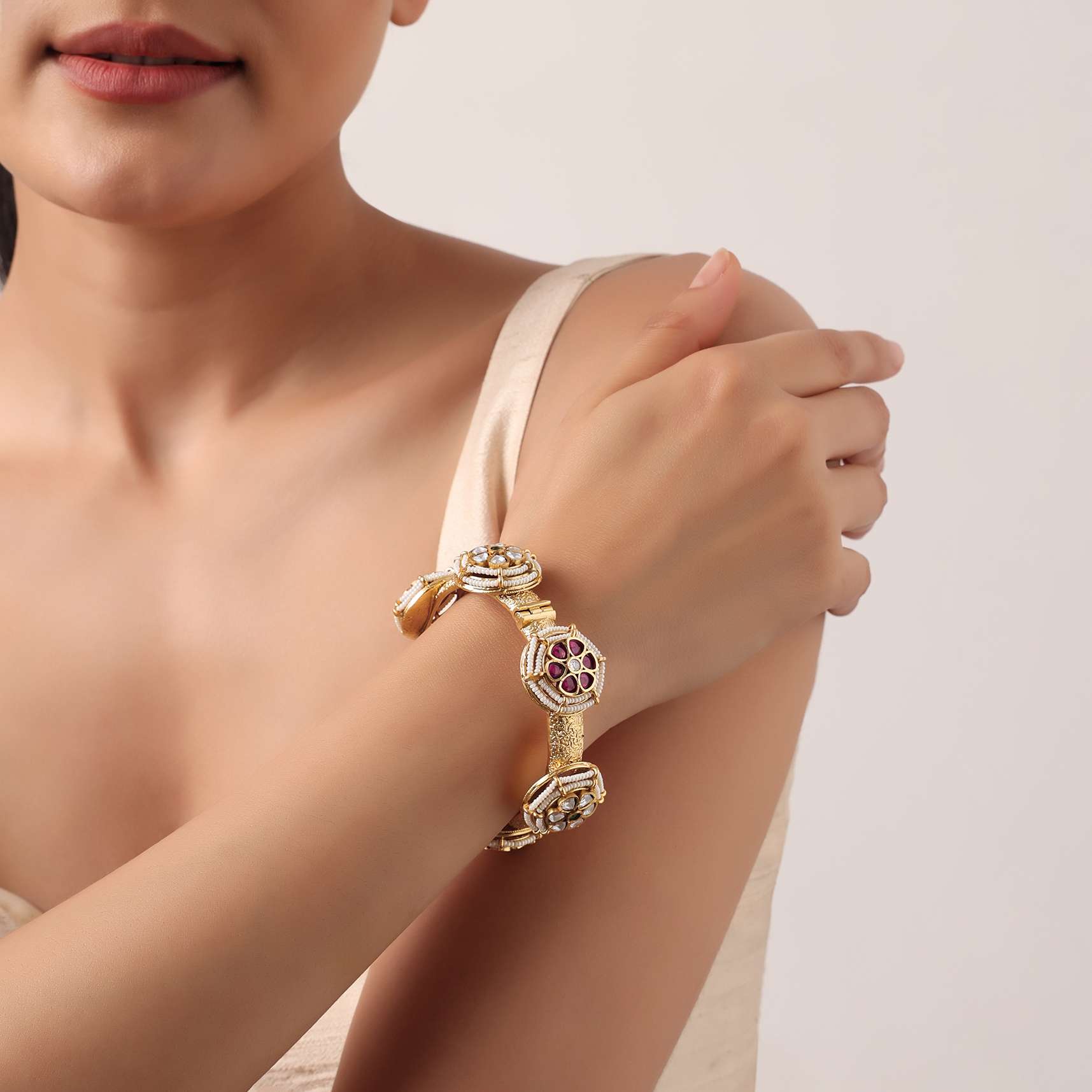 red_and_gold_rajwadi_style_kada_bangle_with_kundan_stones-sg208602_5_aa54162a-92ea-4bce-8f69-0b742462beda.jpg