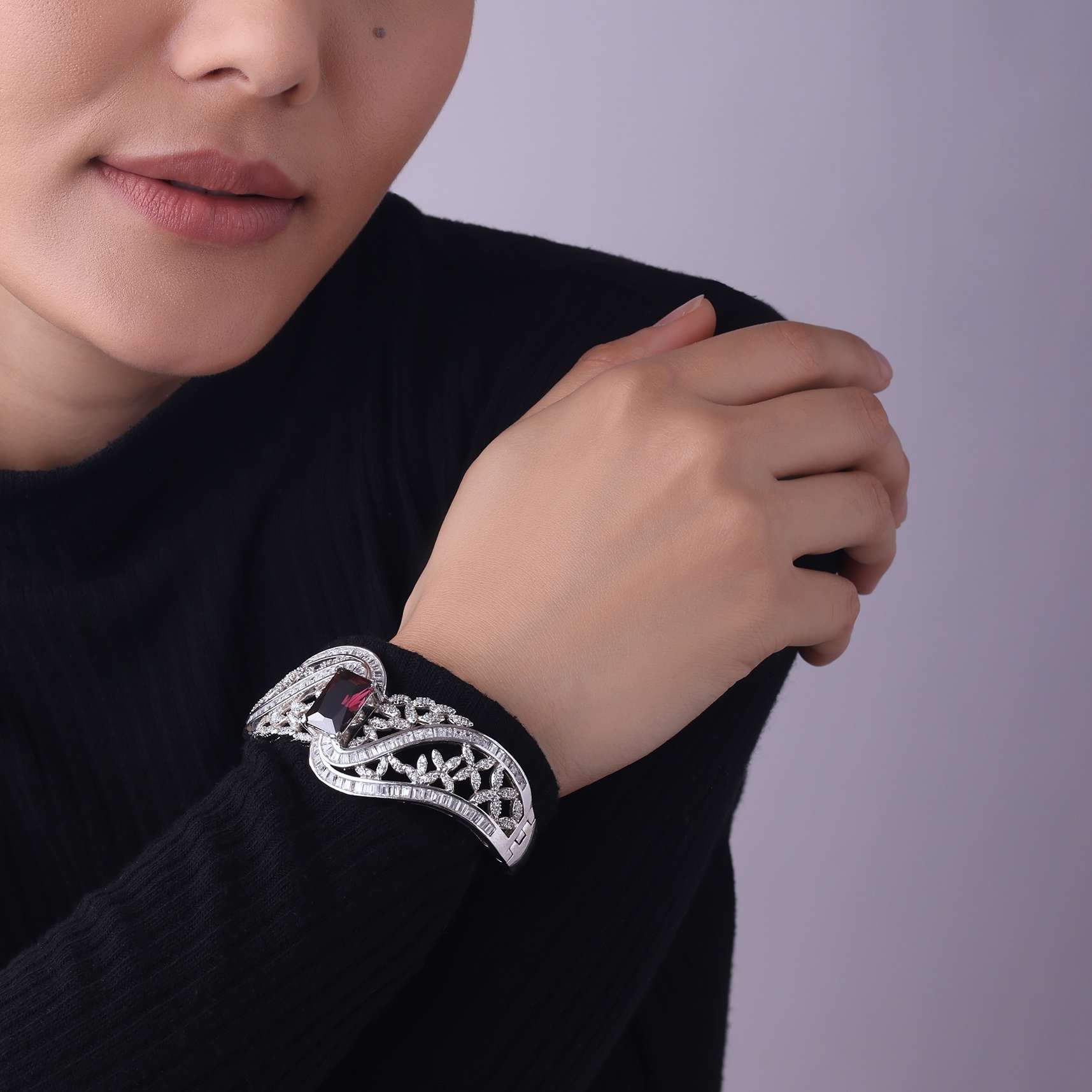 silver_finish_bangle_in_mix_studded_with_zircon-sg159079_4_238bff28-4ede-4ccf-8a72-2e9a6569168b.jpg