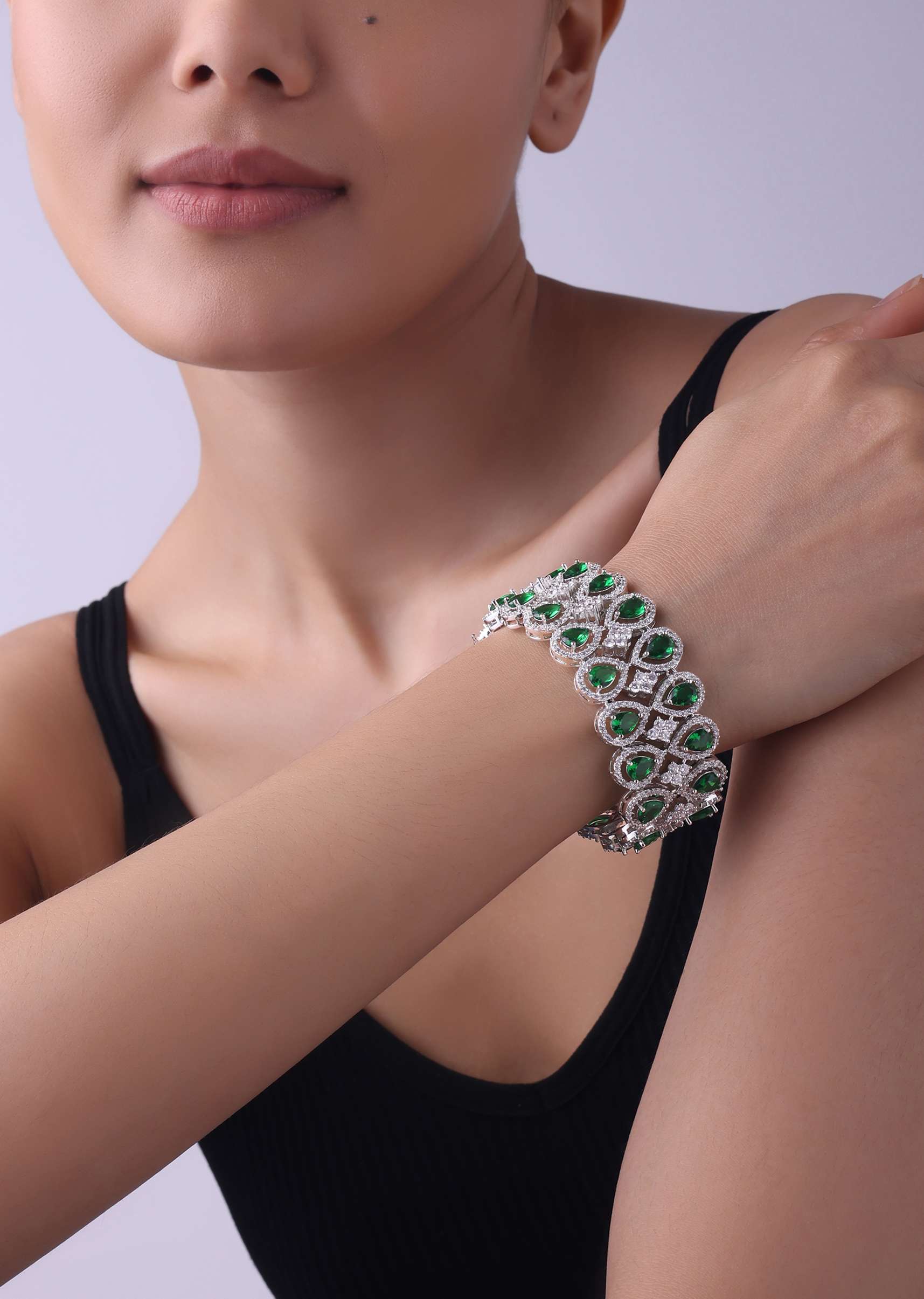 silver_finish_bracelet_studded-sg159078_c1502a0d-5bbd-4eb8-8a35-5052c99d3c8c.jpg