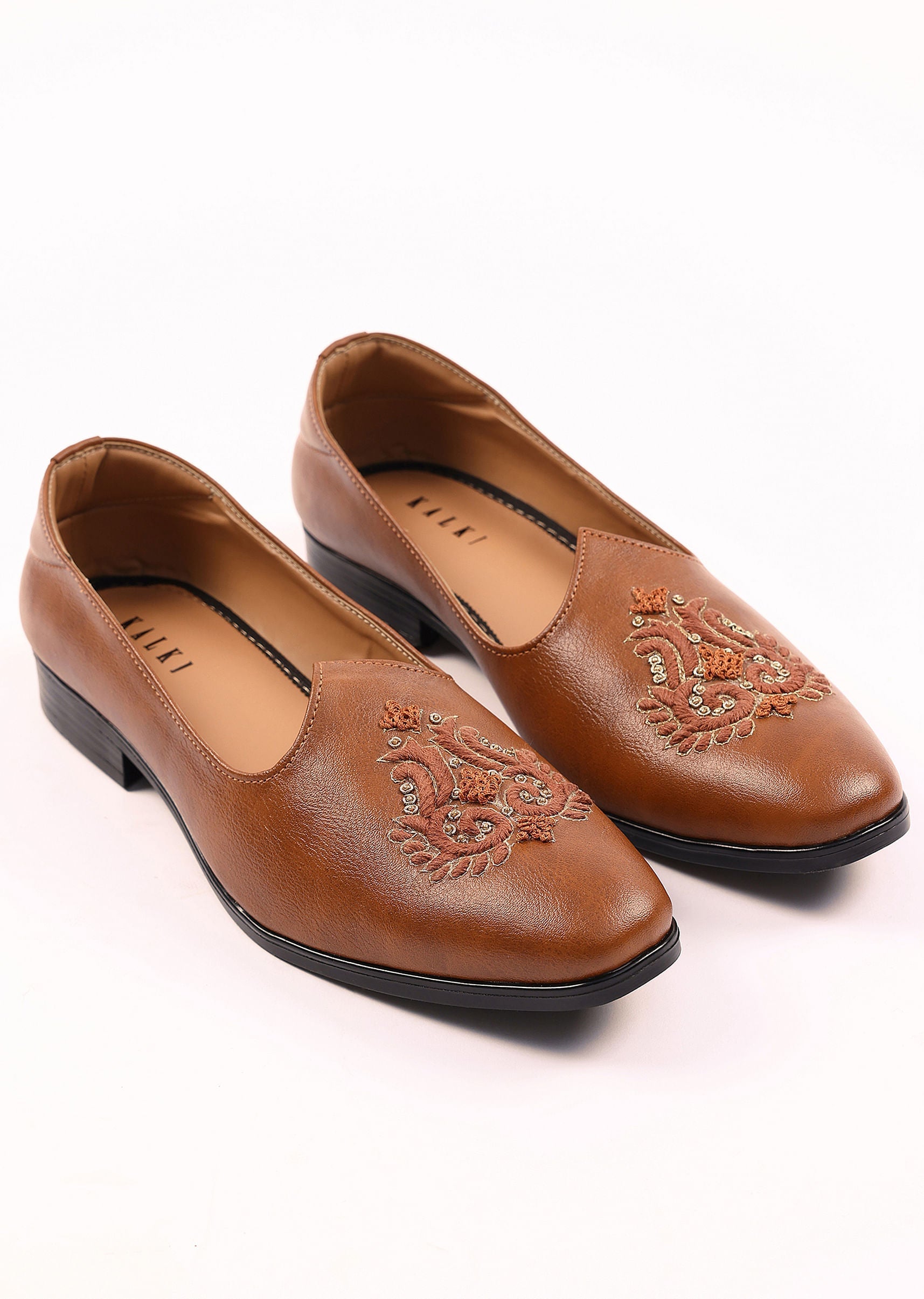 tan_brown_jutti_with_handwork-sg250477_1_b1a9d900-1c16-4c34-9eba-c8ac4c0aca9e.jpg