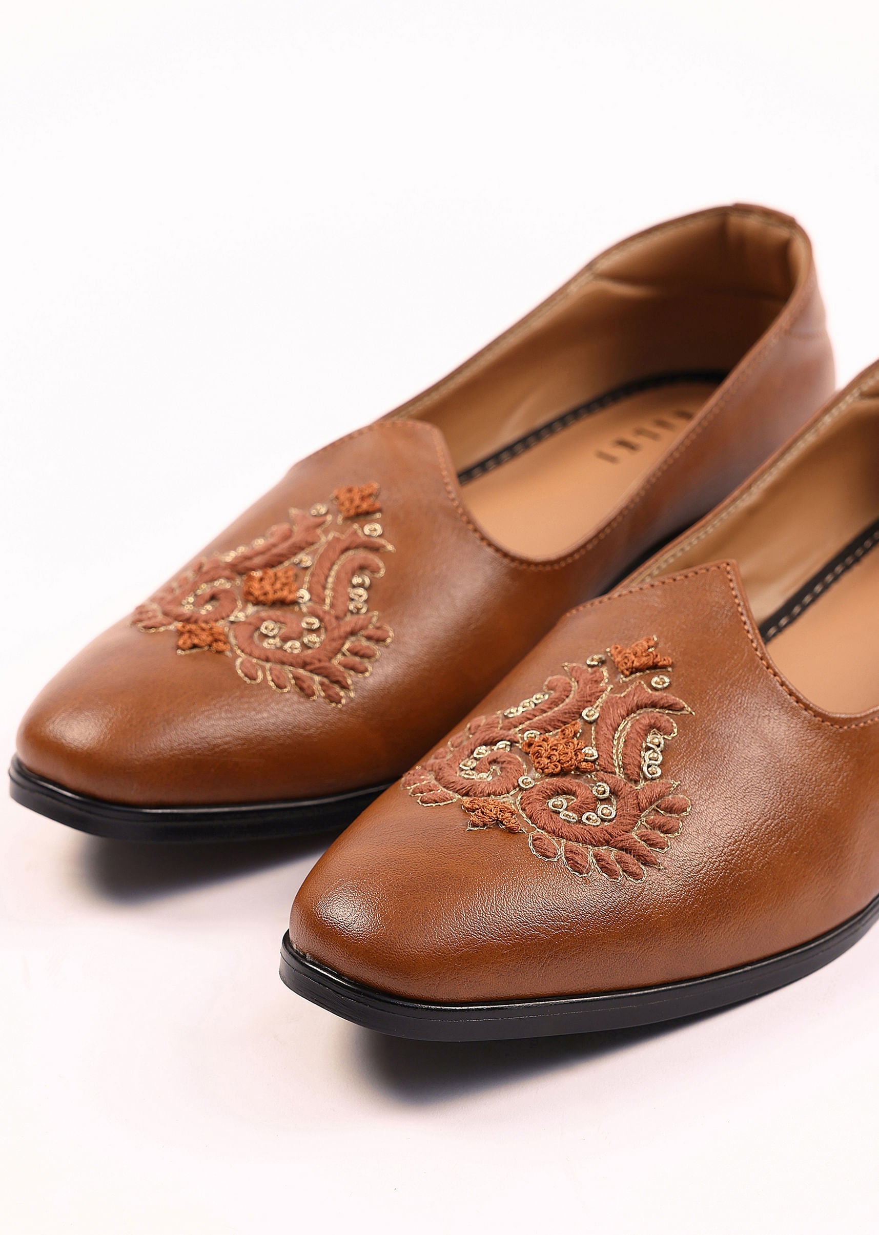 tan_brown_jutti_with_handwork-sg250477_4_6b844178-decb-4303-90a2-381383e6f26f.jpg