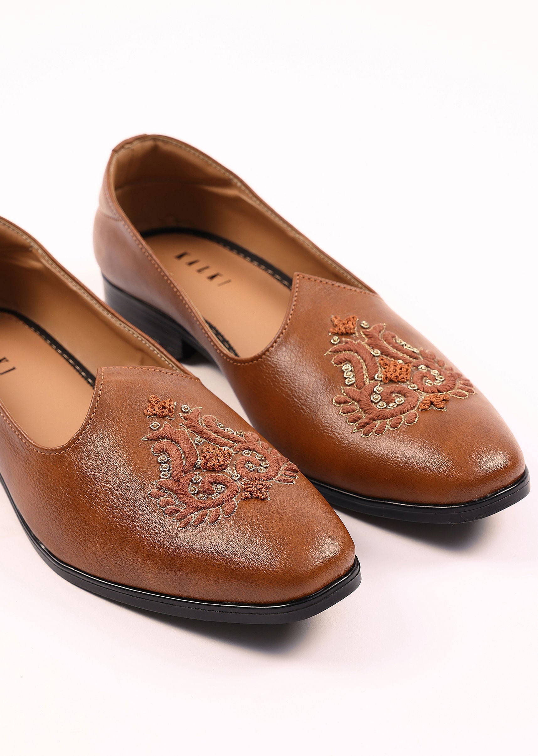 tan_brown_jutti_with_handwork-sg250477_7_7ffaaa3f-7d97-43ba-9361-2707d1ddf8fb.jpg